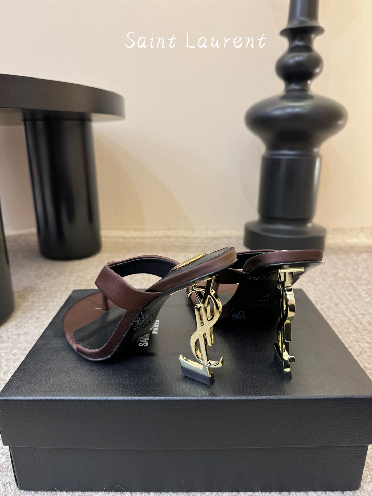 Saint Laurent / YSL圣罗兰金属字母logo高跟凉鞋YSL姐姐的美丽尤物高跟鞋 又是人间