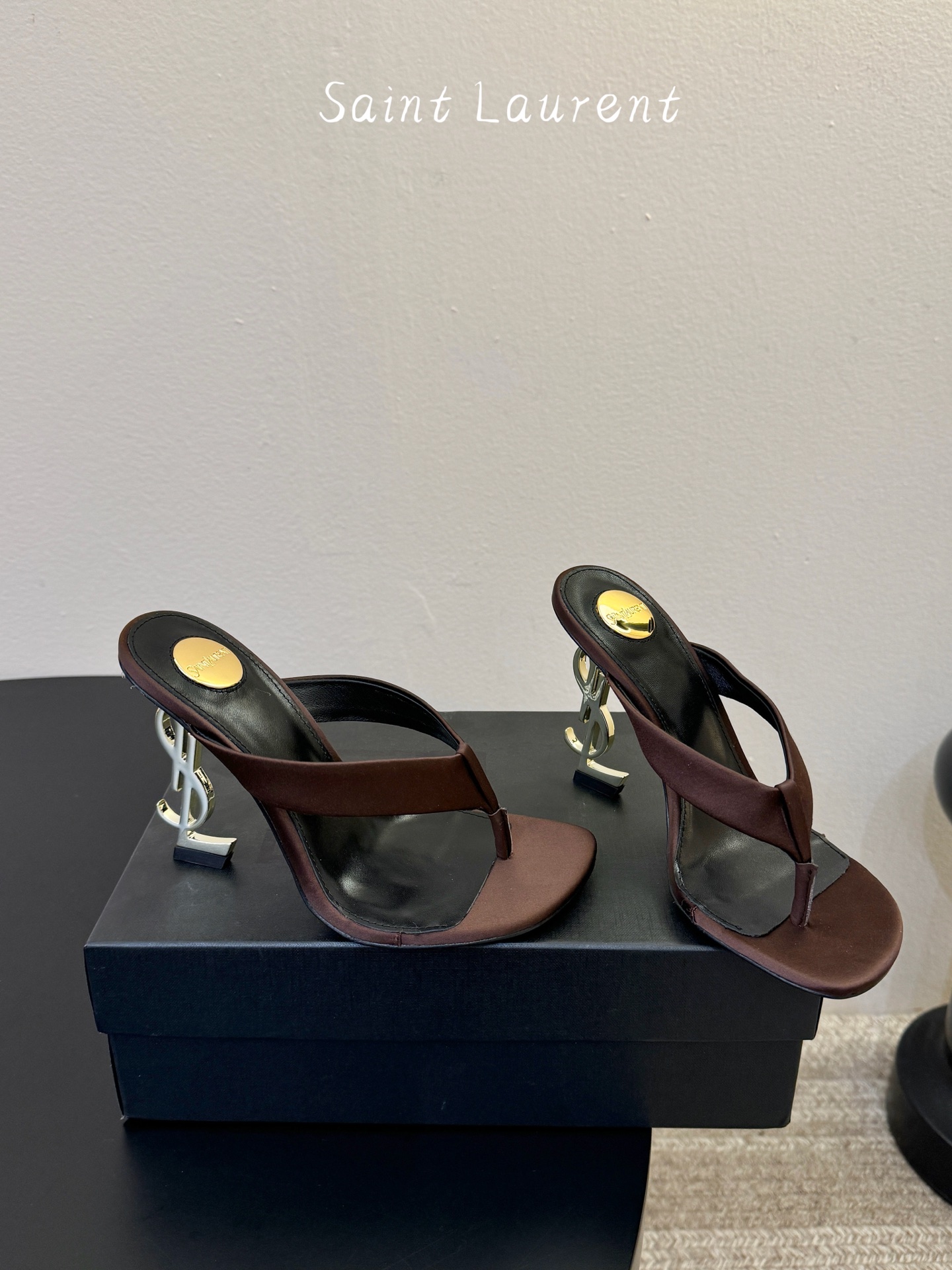 Saint Laurent / YSL圣罗兰金属字母logo高跟凉鞋YSL姐姐的美丽尤物高跟鞋 又是人间