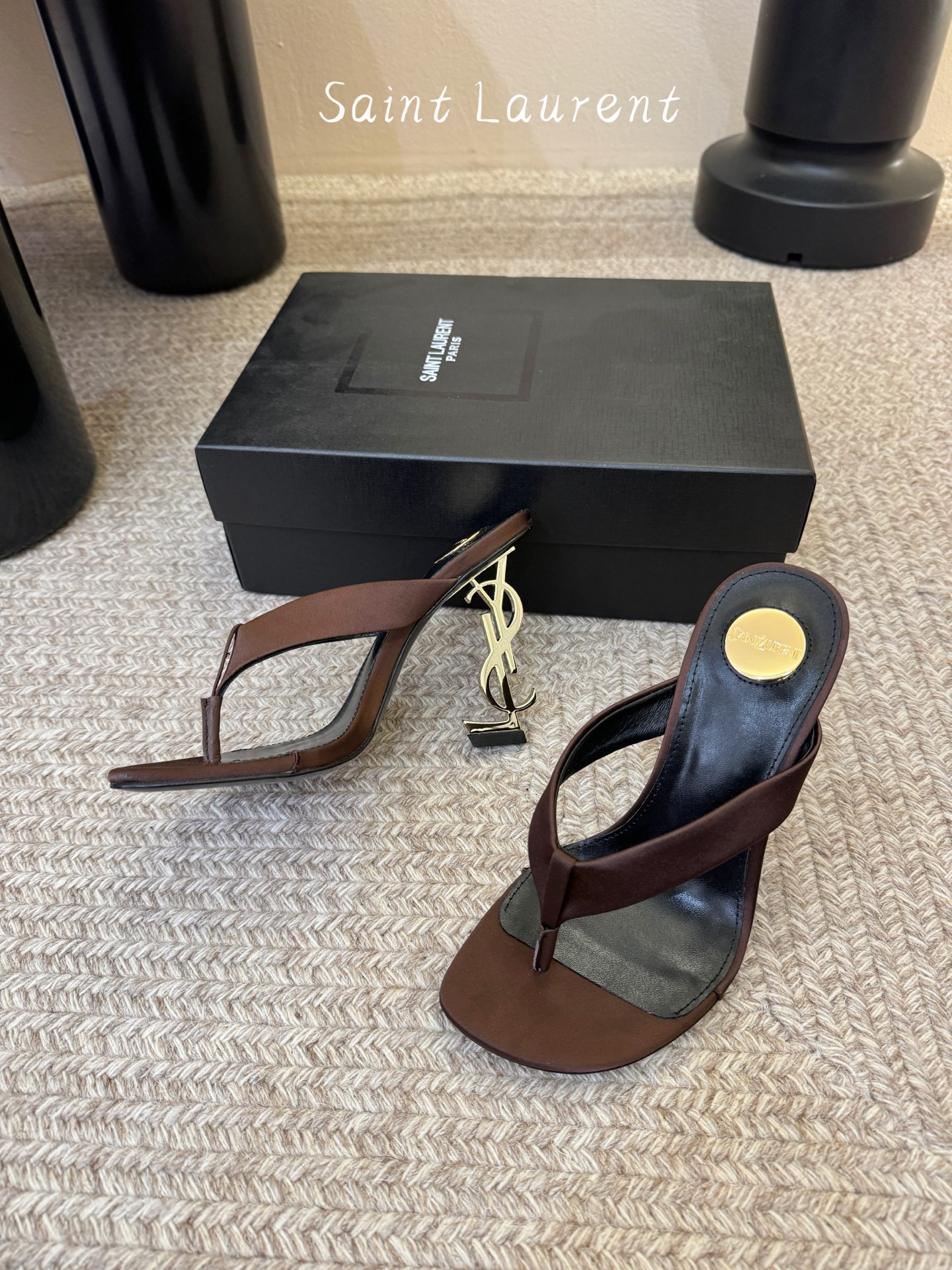 Saint Laurent / YSL圣罗兰金属字母logo高跟凉鞋YSL姐姐的美丽尤物高跟鞋 又是人间