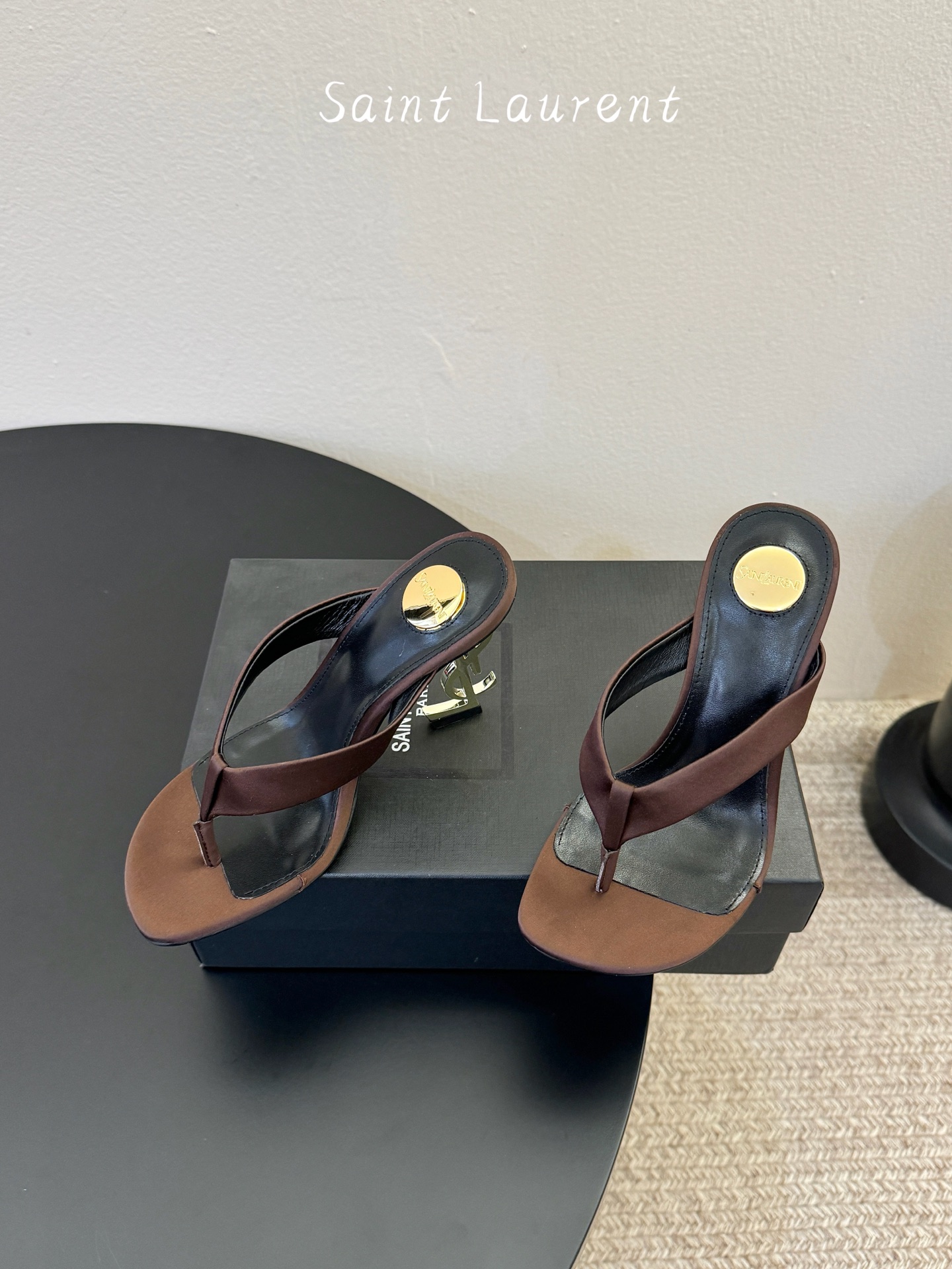 Saint Laurent / YSL圣罗兰金属字母logo高跟凉鞋YSL姐姐的美丽尤物高跟鞋 又是人间