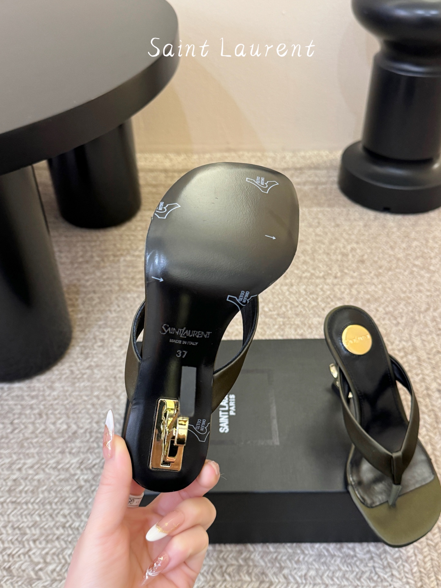 Saint Laurent / YSL圣罗兰金属字母logo高跟凉鞋YSL姐姐的美丽尤物高跟鞋 又是人间