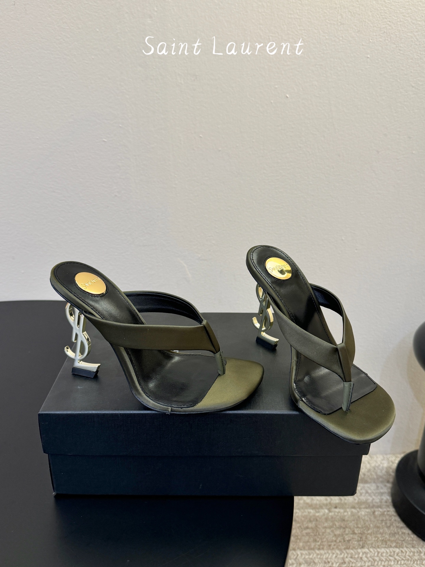 Saint Laurent / YSL圣罗兰金属字母logo高跟凉鞋YSL姐姐的美丽尤物高跟鞋 又是人间