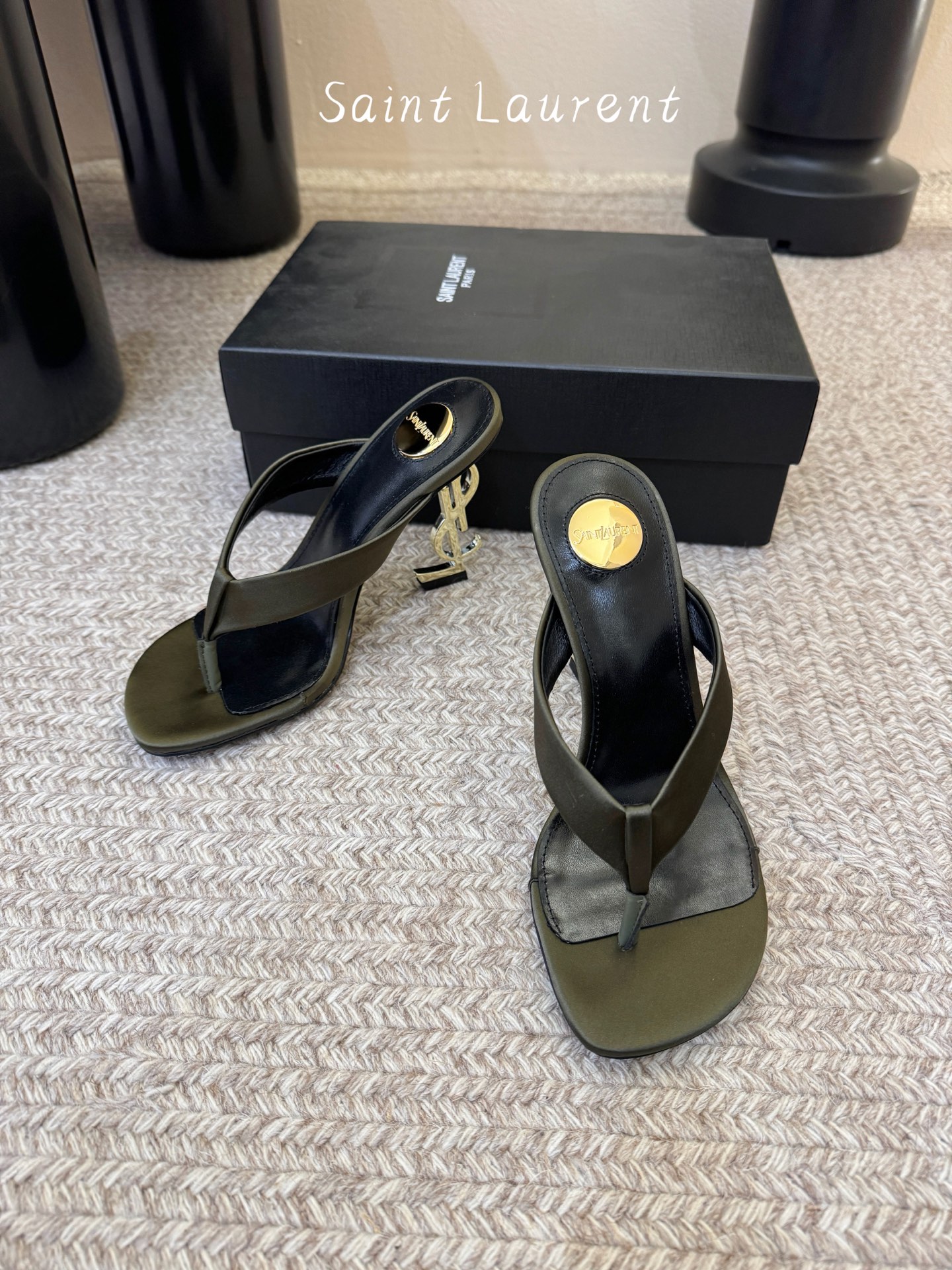 Saint Laurent / YSL圣罗兰金属字母logo高跟凉鞋YSL姐姐的美丽尤物高跟鞋 又是人间