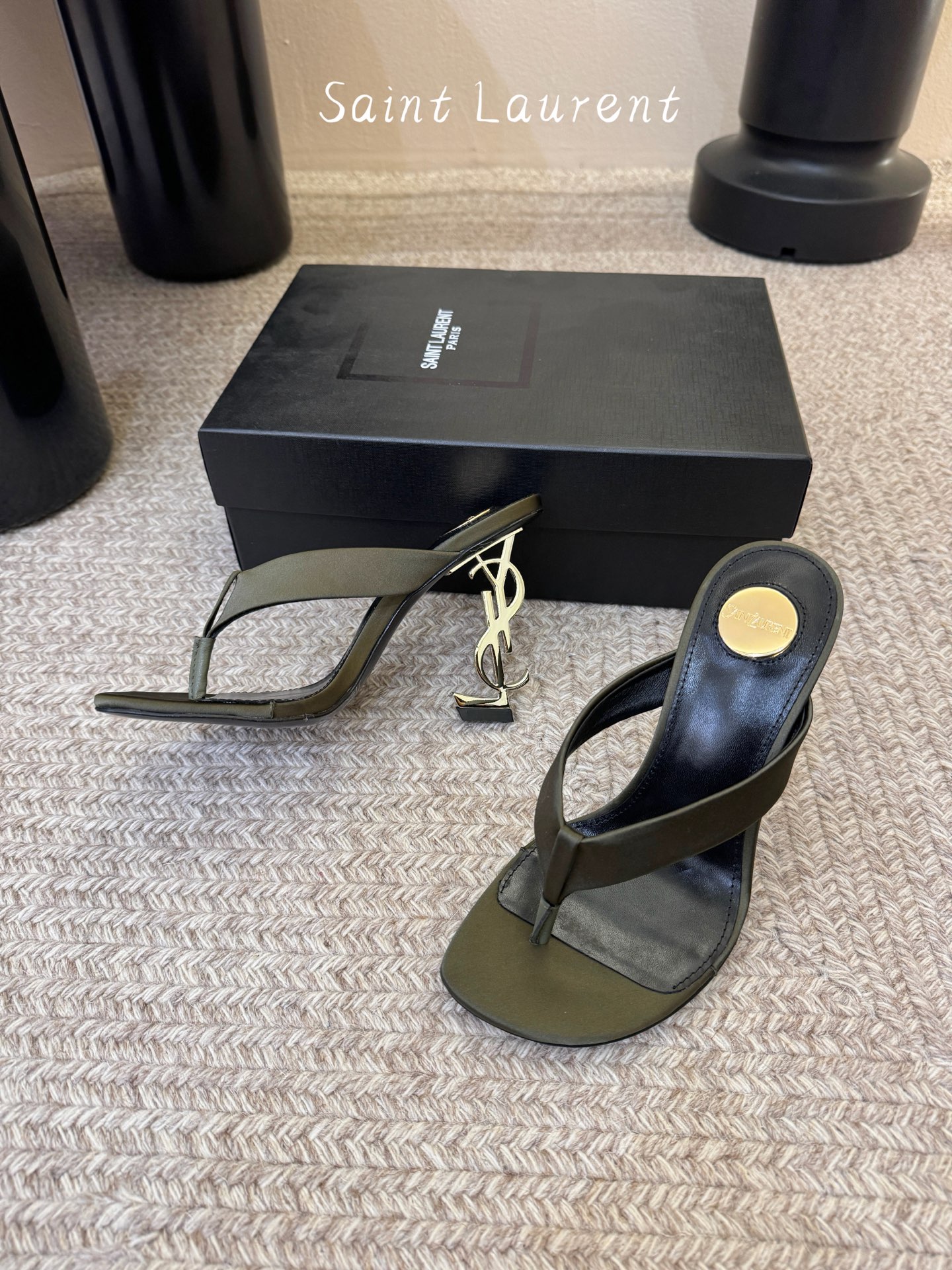 Saint Laurent / YSL圣罗兰金属字母logo高跟凉鞋YSL姐姐的美丽尤物高跟鞋 又是人间