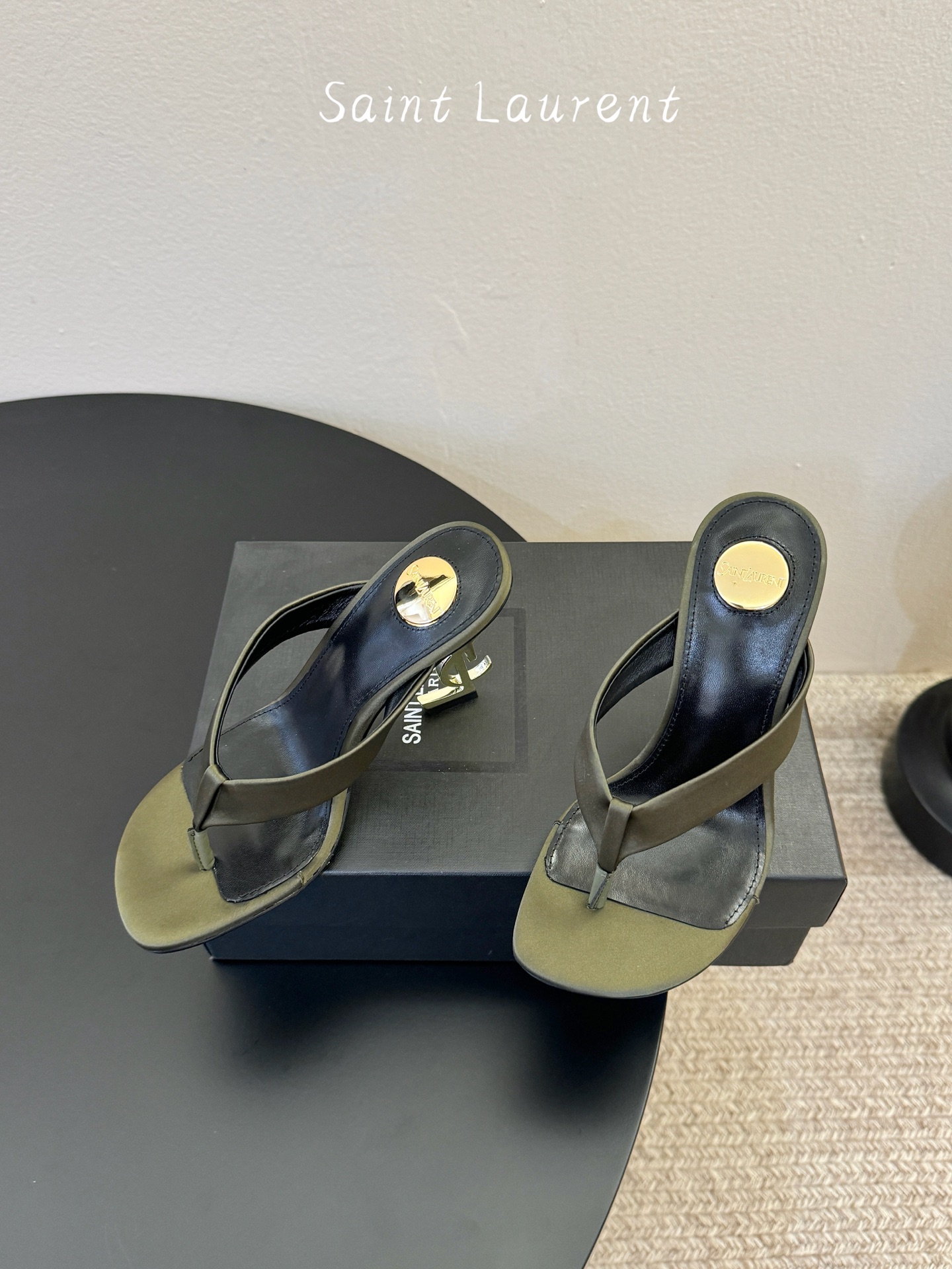 Saint Laurent / YSL圣罗兰金属字母logo高跟凉鞋YSL姐姐的美丽尤物高跟鞋 又是人间