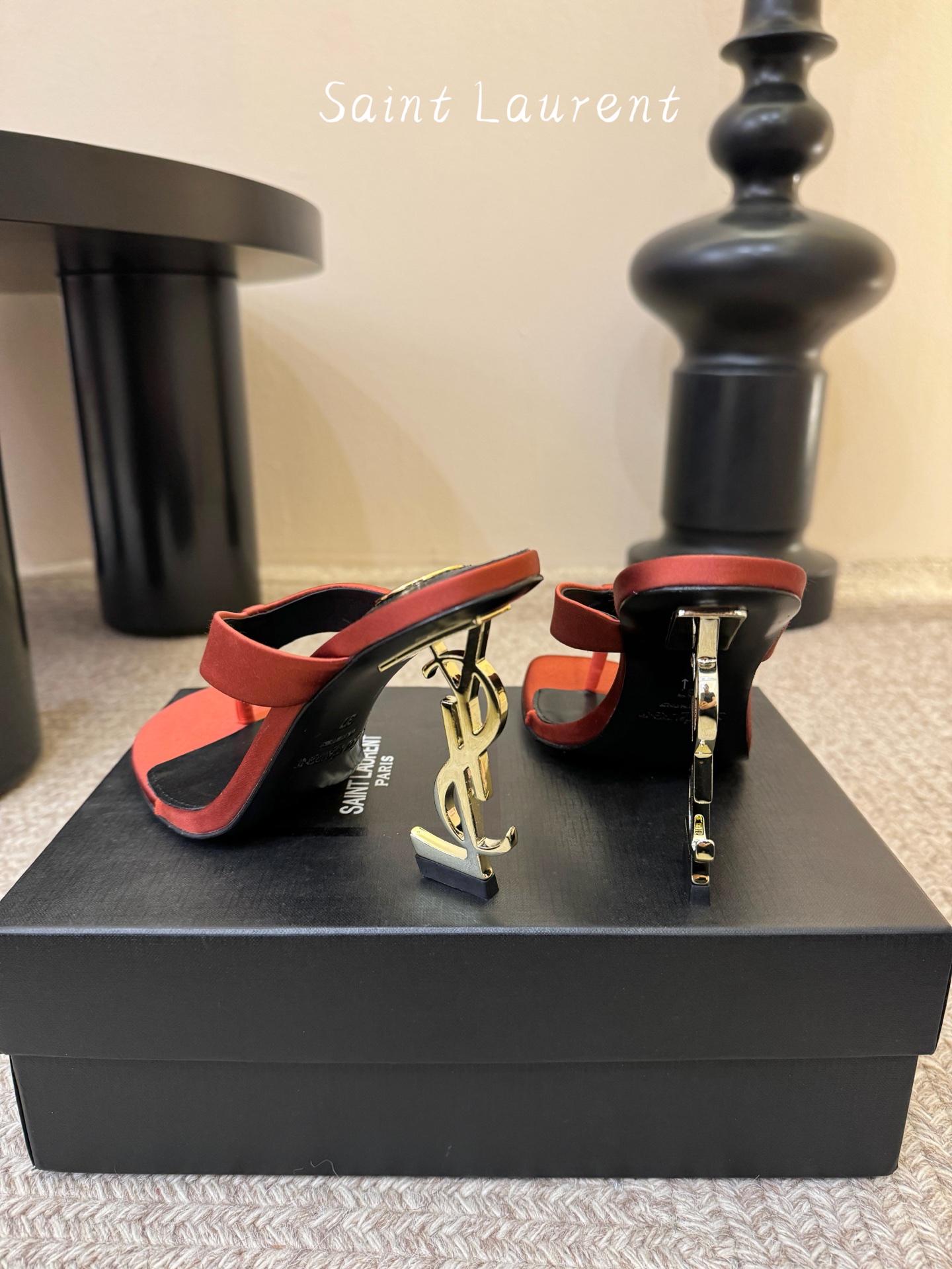 Saint Laurent / YSL圣罗兰金属字母logo高跟凉鞋YSL姐姐的美丽尤物高跟鞋 又是人间