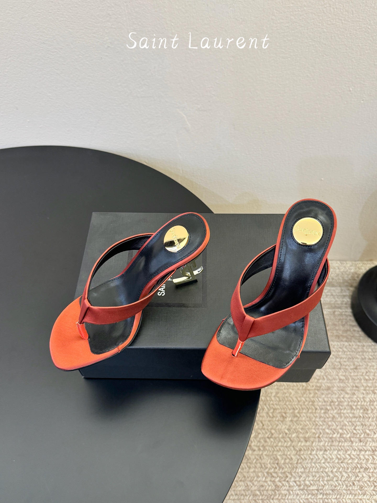 Saint Laurent / YSL圣罗兰金属字母logo高跟凉鞋YSL姐姐的美丽尤物高跟鞋 又是人间