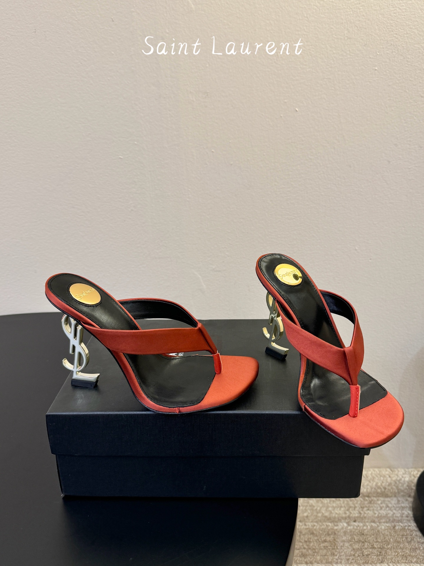Saint Laurent / YSL圣罗兰金属字母logo高跟凉鞋YSL姐姐的美丽尤物高跟鞋 又是人间