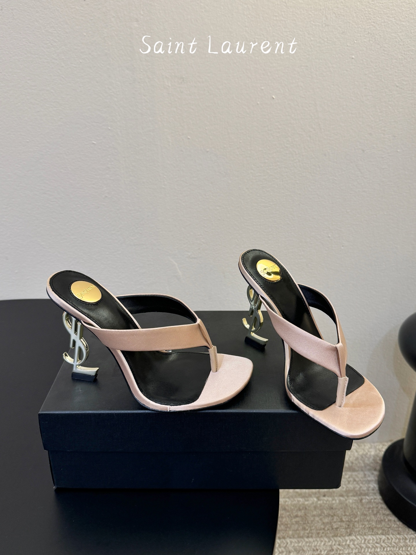 Saint Laurent / YSL圣罗兰金属字母logo高跟凉鞋YSL姐姐的美丽尤物高跟鞋 又是人间