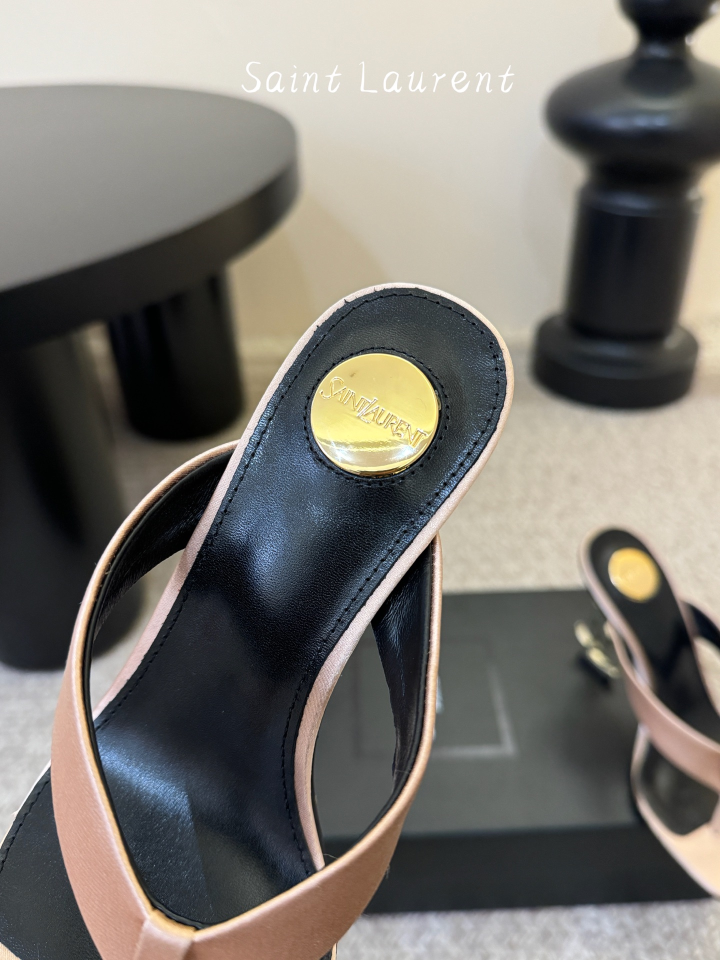 Saint Laurent / YSL圣罗兰金属字母logo高跟凉鞋YSL姐姐的美丽尤物高跟鞋 又是人间