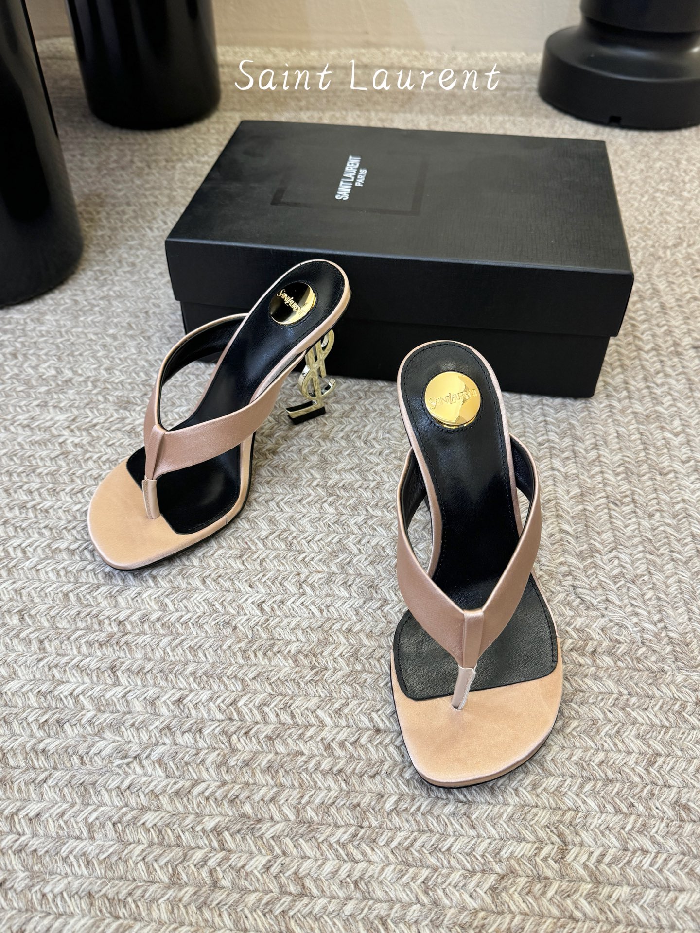 Saint Laurent / YSL圣罗兰金属字母logo高跟凉鞋YSL姐姐的美丽尤物高跟鞋 又是人间