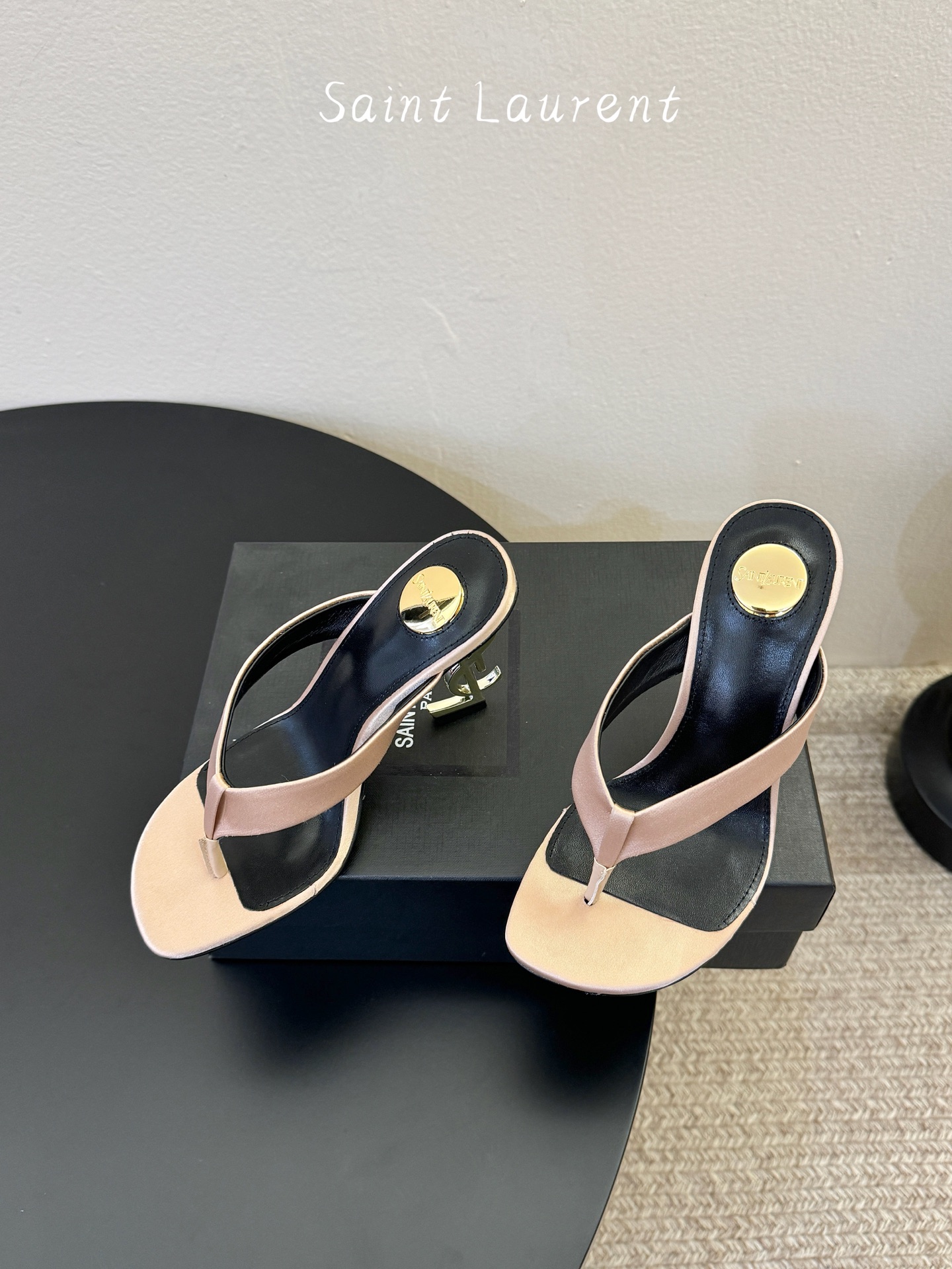 Saint Laurent / YSL圣罗兰金属字母logo高跟凉鞋YSL姐姐的美丽尤物高跟鞋 又是人间