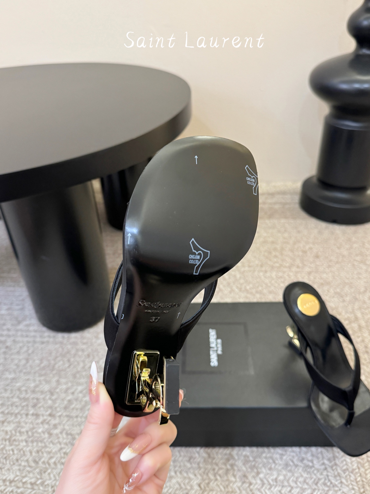 Saint Laurent / YSL圣罗兰金属字母logo高跟凉鞋YSL姐姐的美丽尤物高跟鞋 又是人间