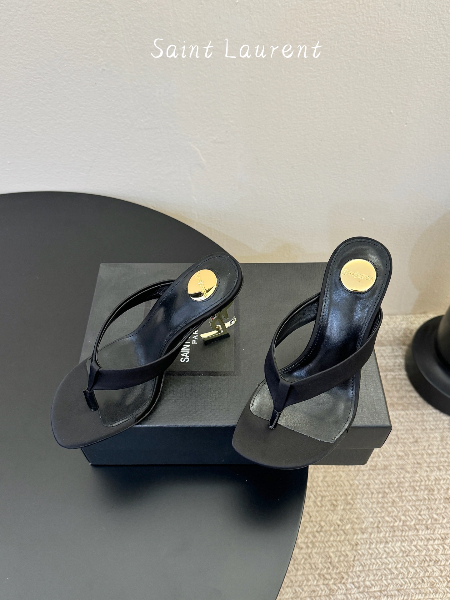 Saint Laurent / YSL圣罗兰金属字母logo高跟凉鞋YSL姐姐的美丽尤物高跟鞋 又是人间