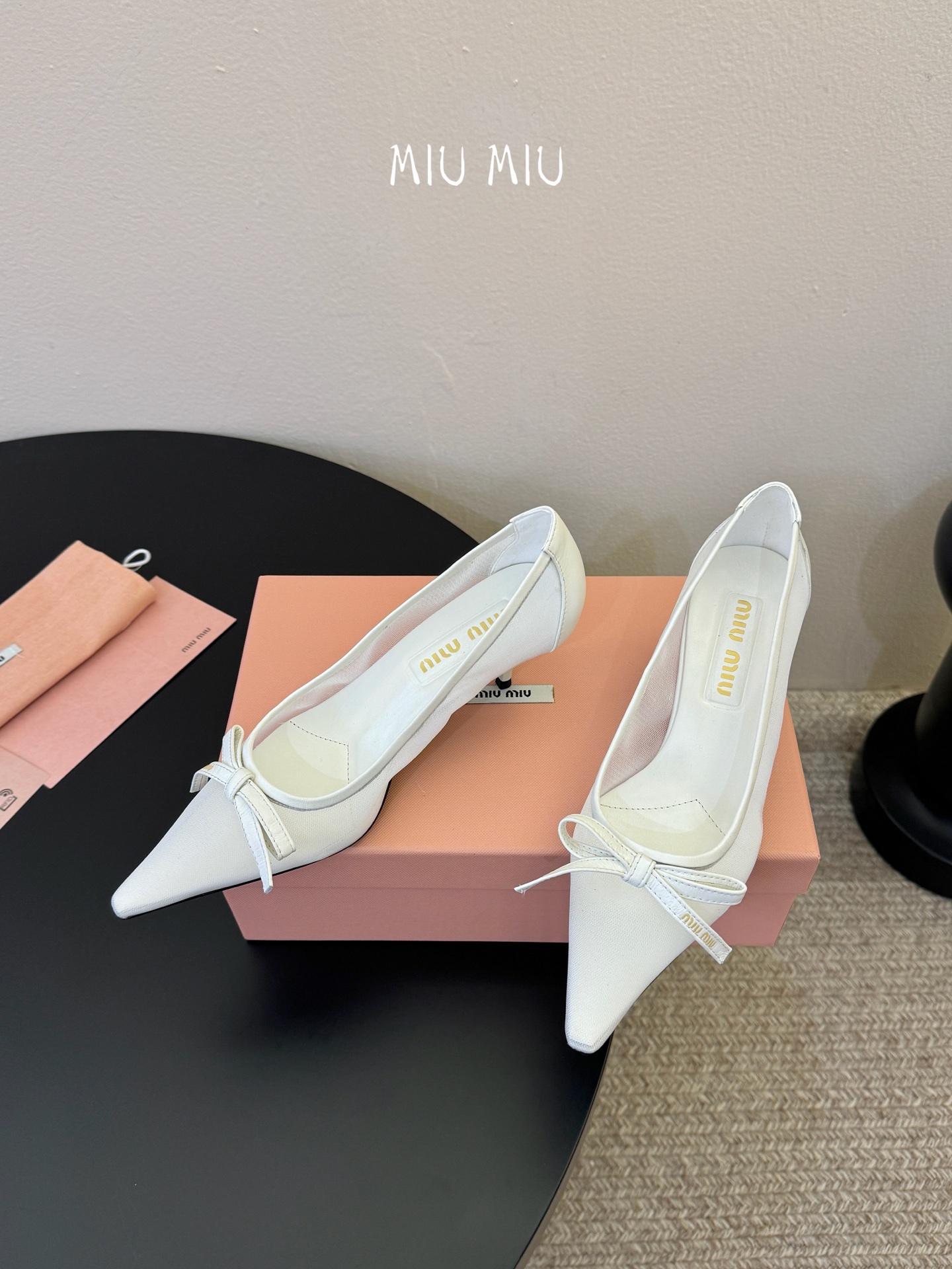 miu mi* 缪缪 春夏新款 尖头高跟鞋走秀网红爆款上脚非常完美 穿搭配 此鞋 优雅大方 时尚 高跟很