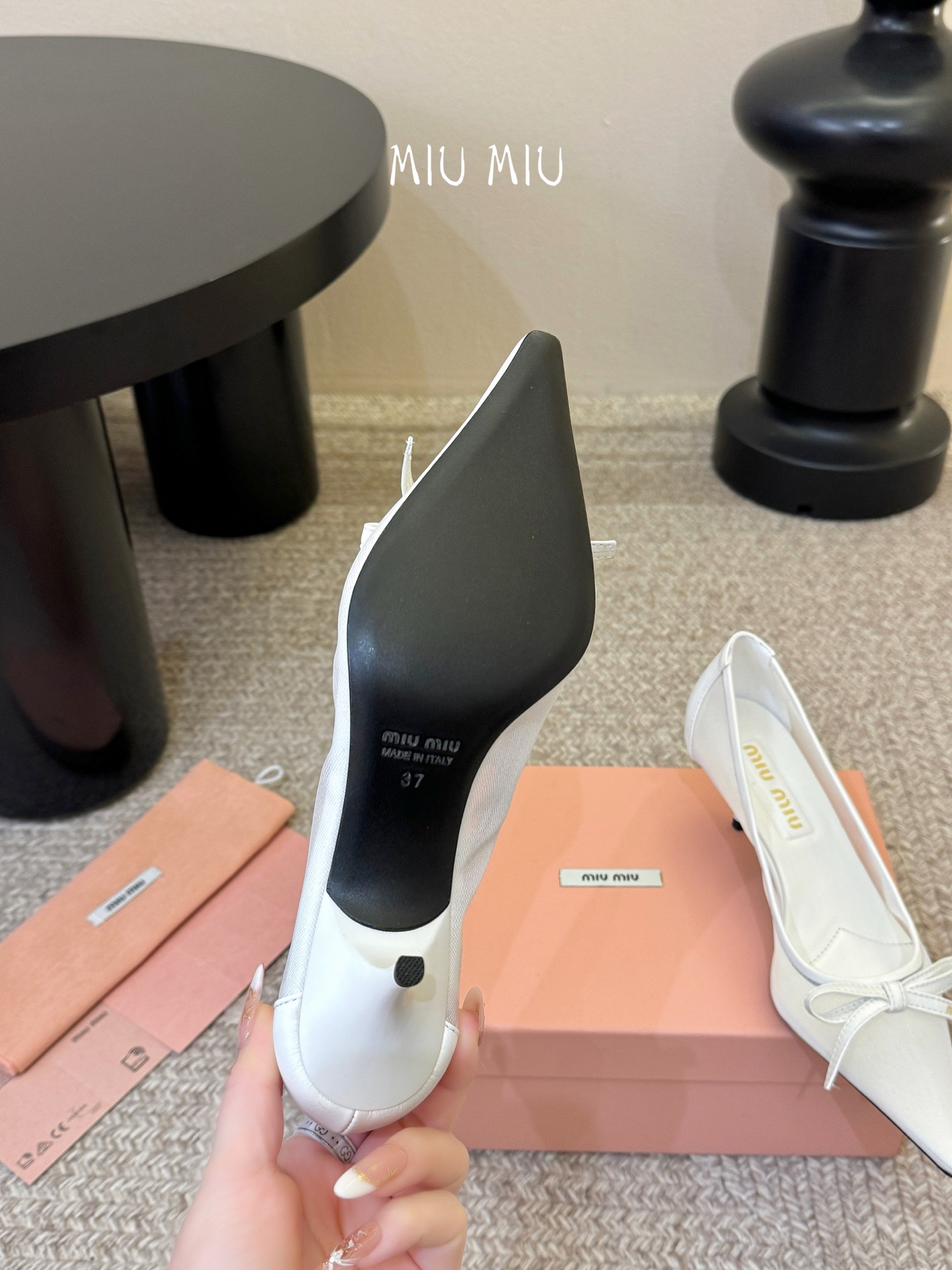 miu mi* 缪缪 春夏新款 尖头高跟鞋走秀网红爆款上脚非常完美 穿搭配 此鞋 优雅大方 时尚 高跟很