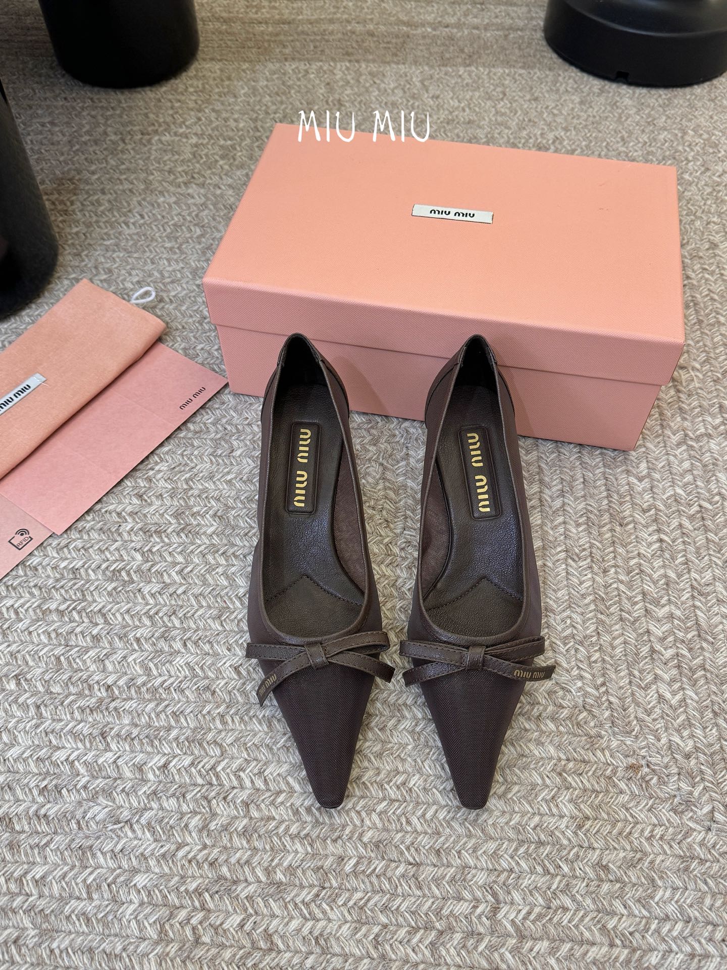 miu mi* 缪缪 春夏新款 尖头高跟鞋走秀网红爆款上脚非常完美 穿搭配 此鞋 优雅大方 时尚 高跟很