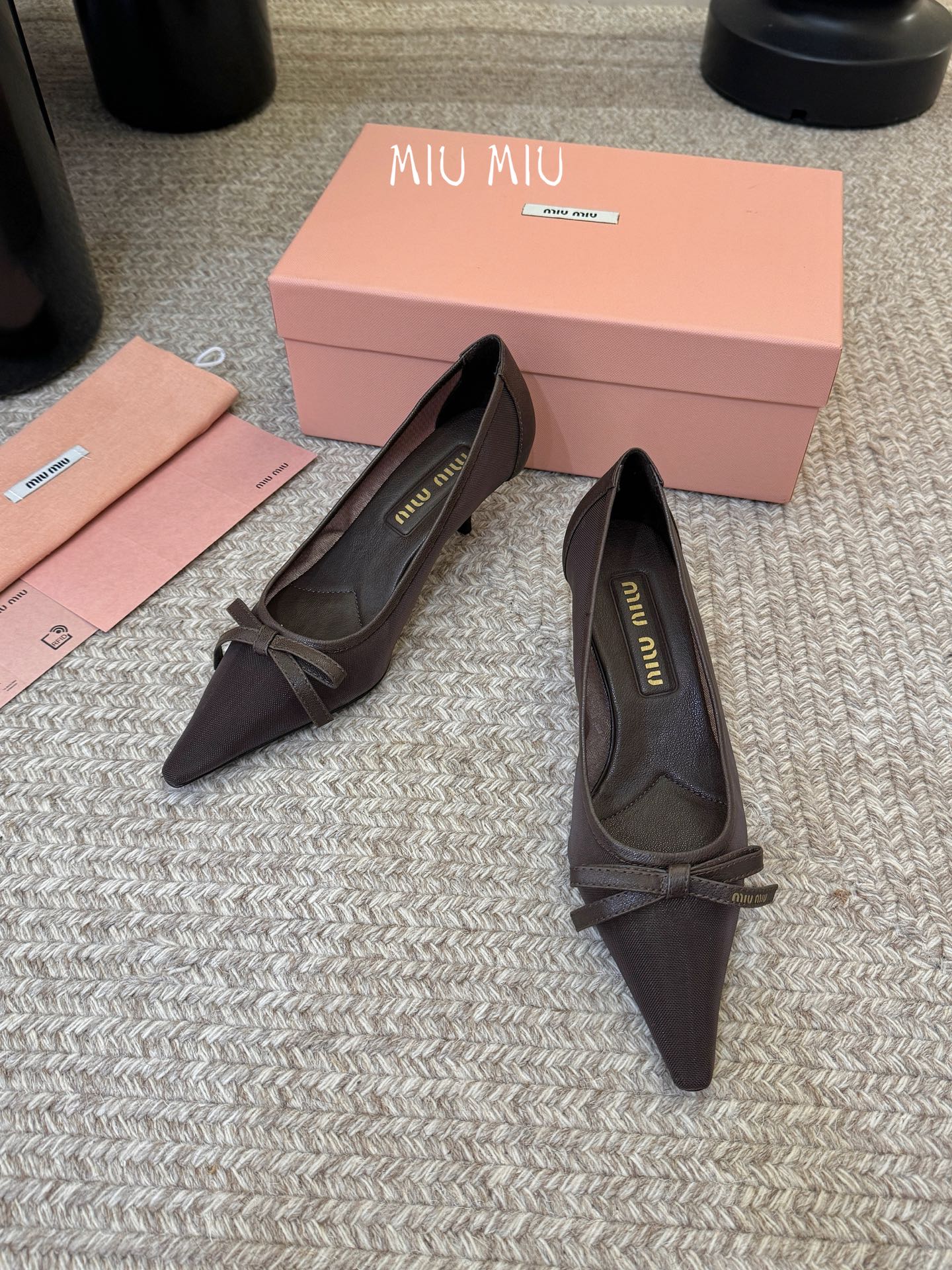 miu mi* 缪缪 春夏新款 尖头高跟鞋走秀网红爆款上脚非常完美 穿搭配 此鞋 优雅大方 时尚 高跟很