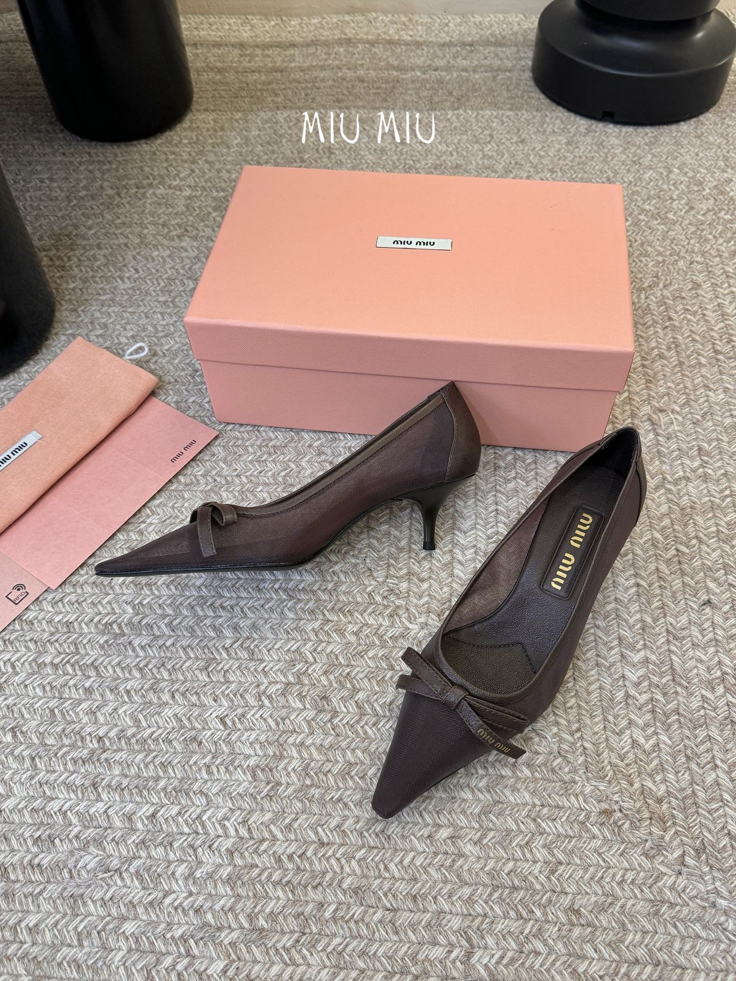 miu mi* 缪缪 春夏新款 尖头高跟鞋走秀网红爆款上脚非常完美 穿搭配 此鞋 优雅大方 时尚 高跟很