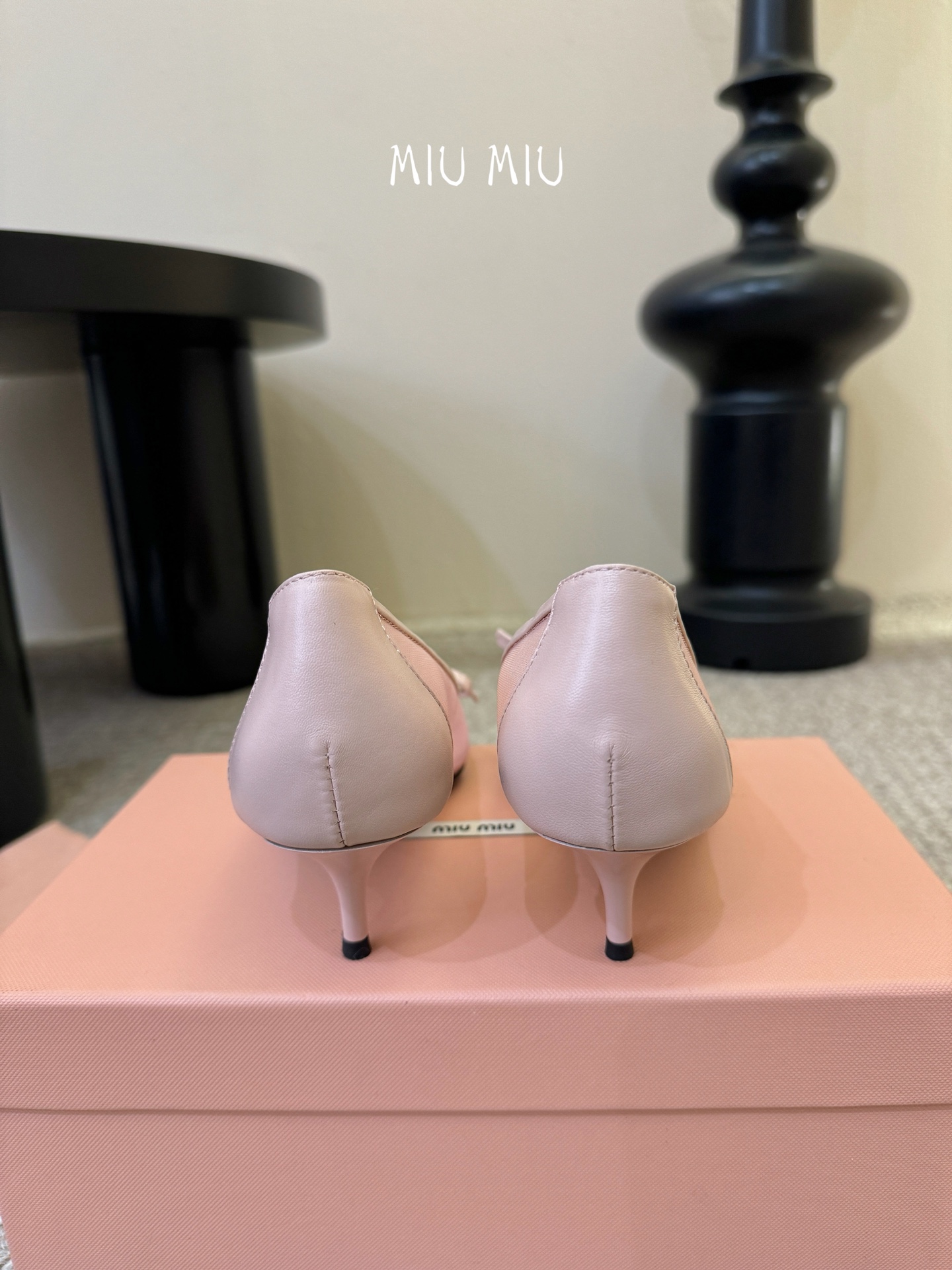 miu mi* 缪缪 春夏新款 尖头高跟鞋走秀网红爆款上脚非常完美 穿搭配 此鞋 优雅大方 时尚 高跟很