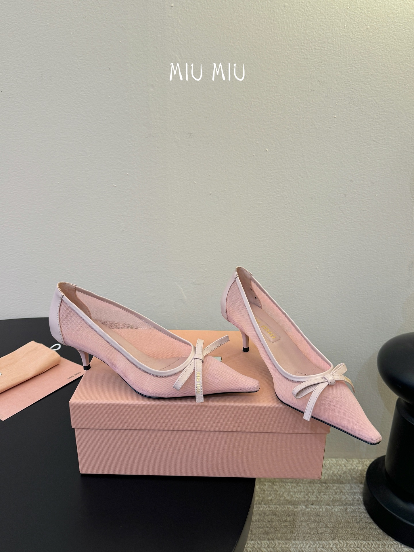 miu mi* 缪缪 春夏新款 尖头高跟鞋走秀网红爆款上脚非常完美 穿搭配 此鞋 优雅大方 时尚 高跟很