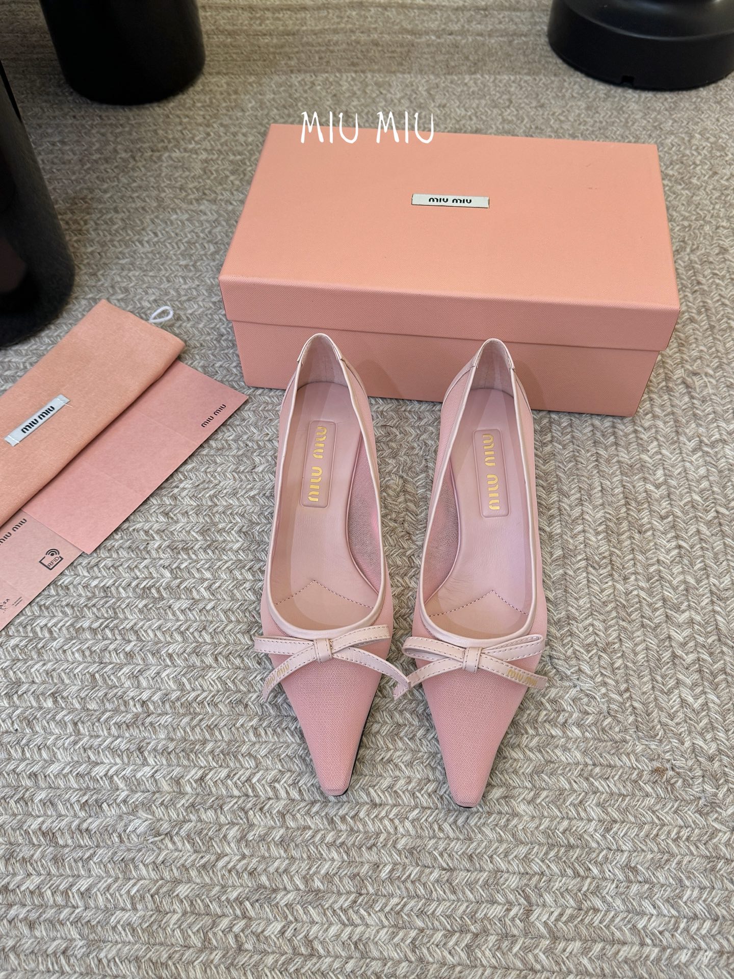 miu mi* 缪缪 春夏新款 尖头高跟鞋走秀网红爆款上脚非常完美 穿搭配 此鞋 优雅大方 时尚 高跟很