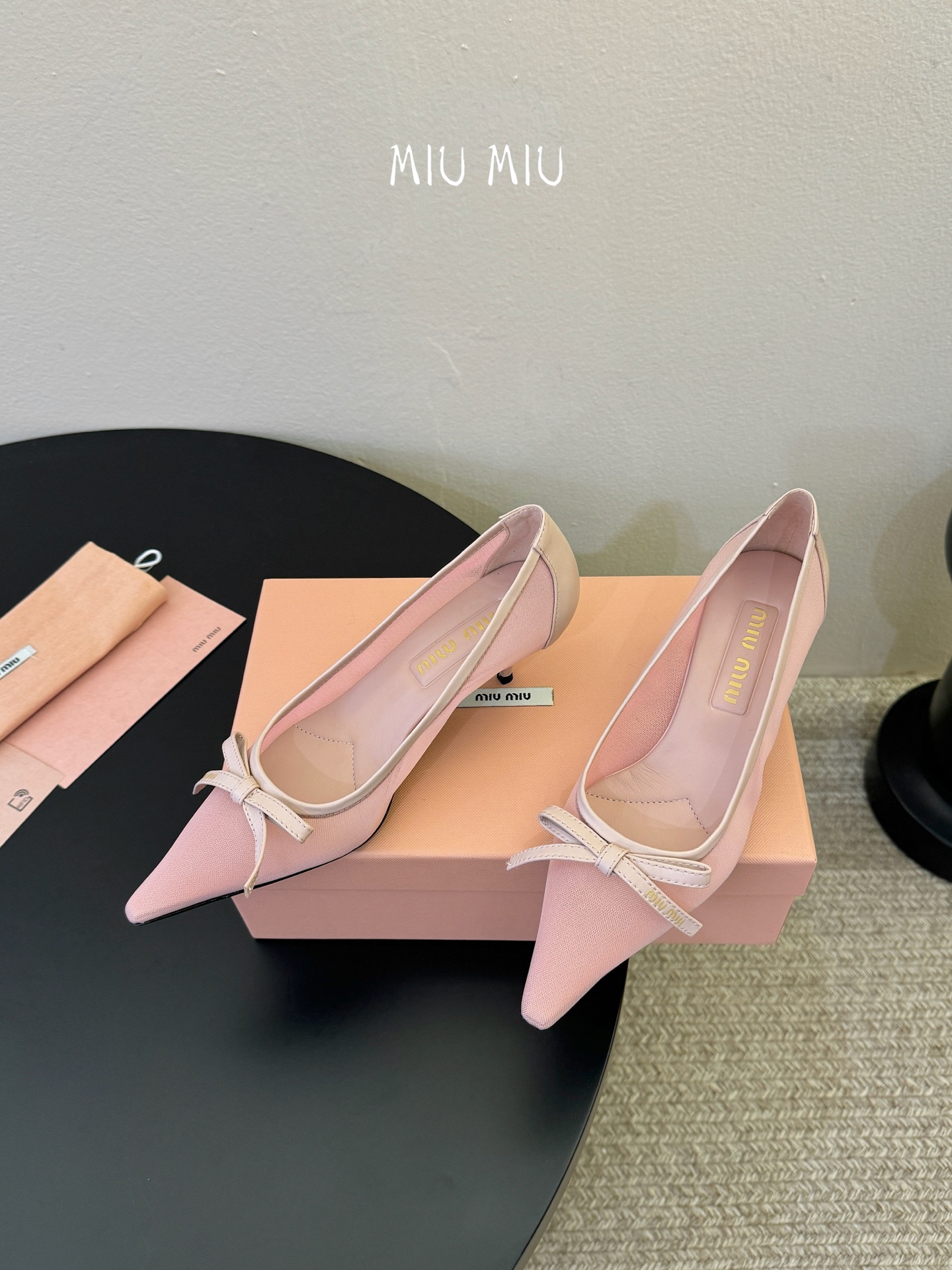 miu mi* 缪缪 春夏新款 尖头高跟鞋走秀网红爆款上脚非常完美 穿搭配 此鞋 优雅大方 时尚 高跟很