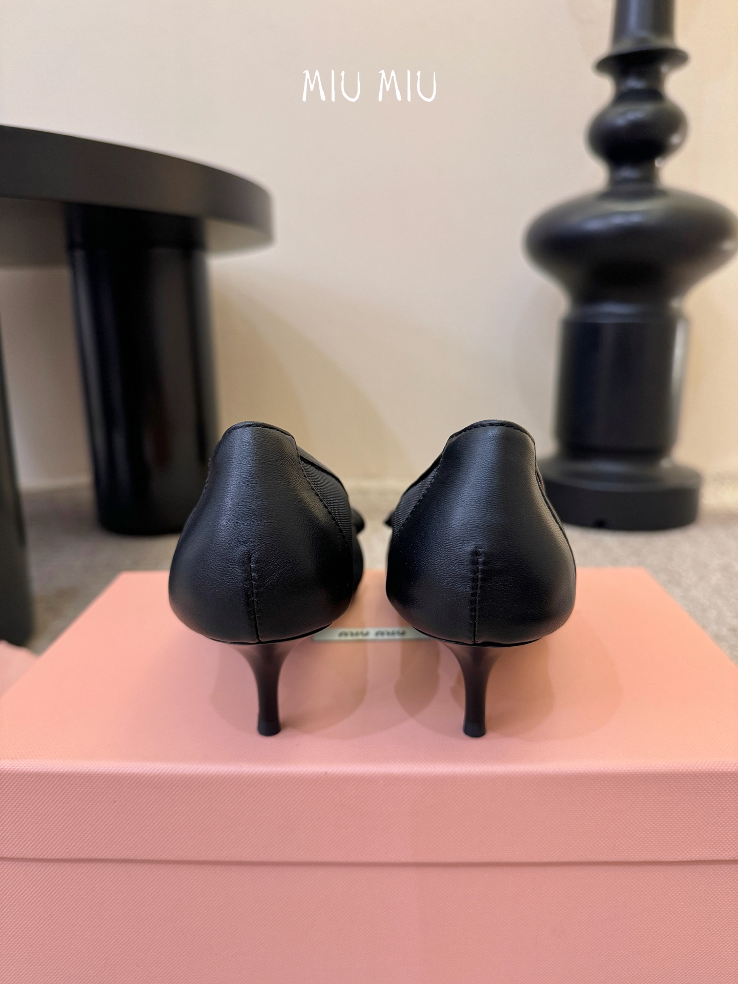 miu mi* 缪缪 春夏新款 尖头高跟鞋走秀网红爆款上脚非常完美 穿搭配 此鞋 优雅大方 时尚 高跟很