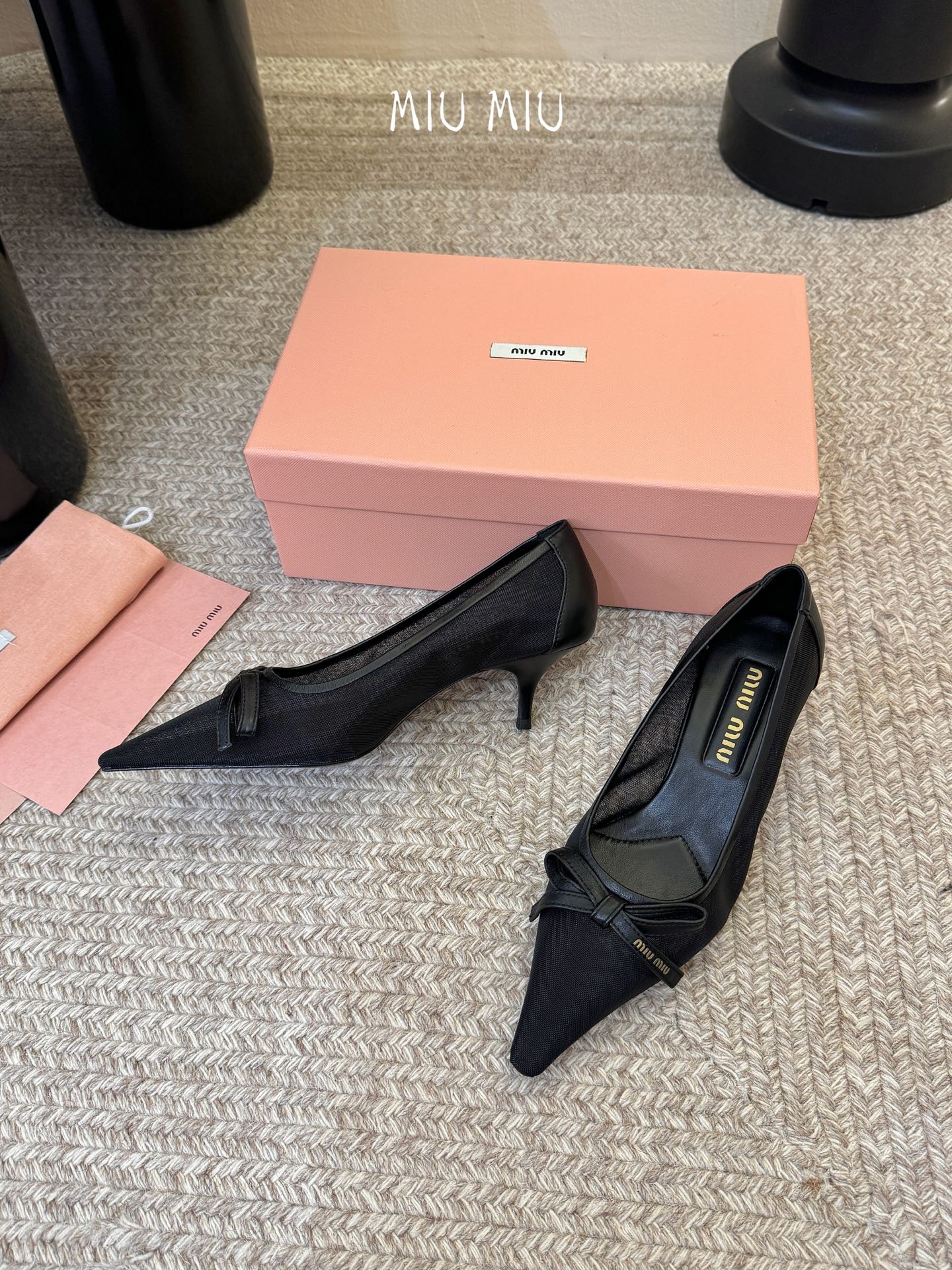 miu mi* 缪缪 春夏新款 尖头高跟鞋走秀网红爆款上脚非常完美 穿搭配 此鞋 优雅大方 时尚 高跟很