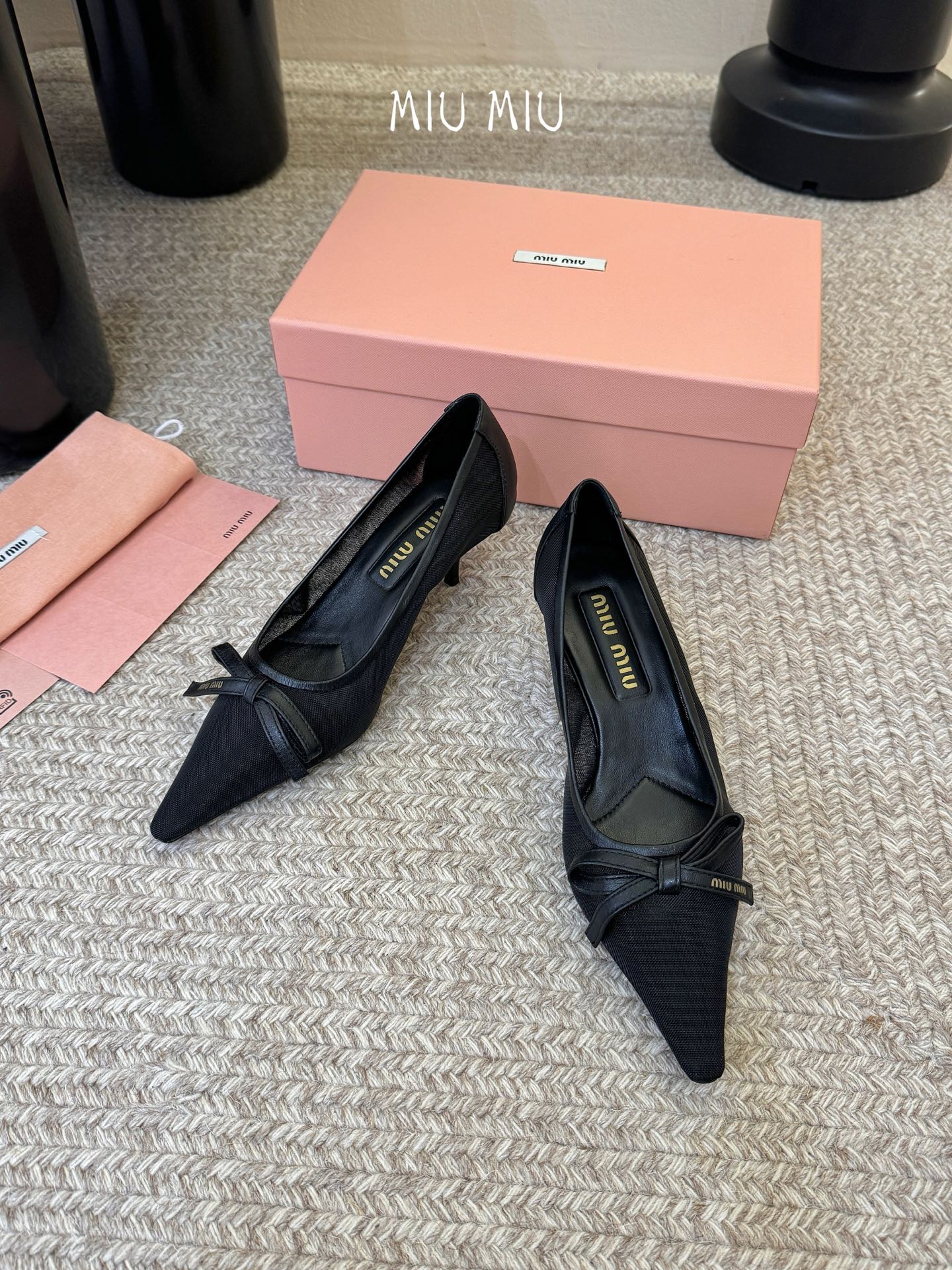 miu mi* 缪缪 春夏新款 尖头高跟鞋走秀网红爆款上脚非常完美 穿搭配 此鞋 优雅大方 时尚 高跟很