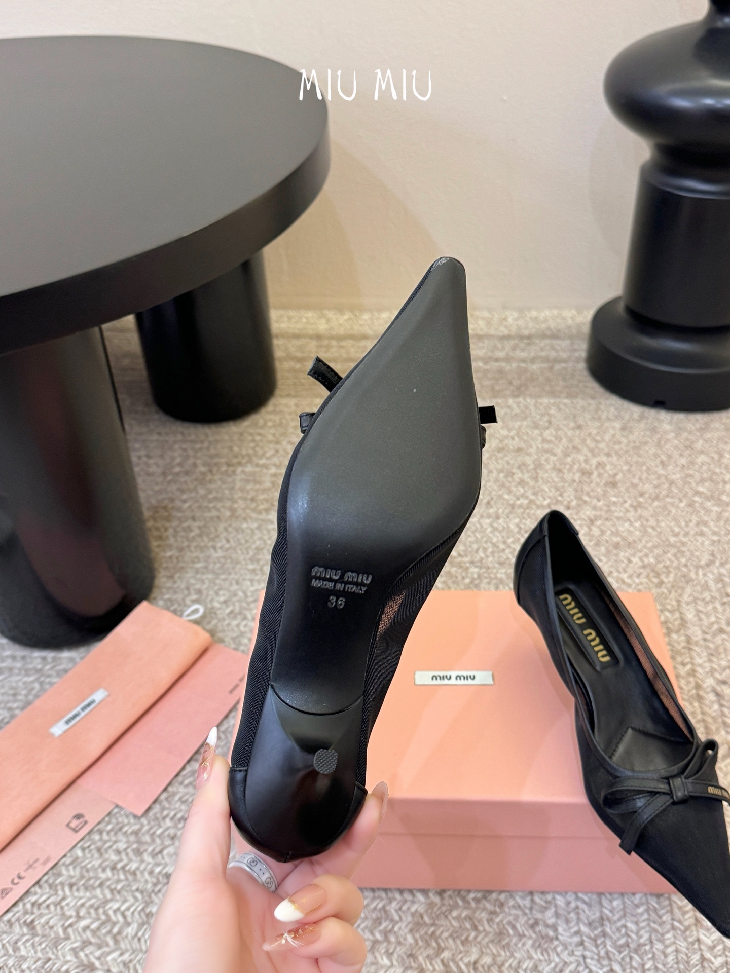 miu mi* 缪缪 春夏新款 尖头高跟鞋走秀网红爆款上脚非常完美 穿搭配 此鞋 优雅大方 时尚 高跟很