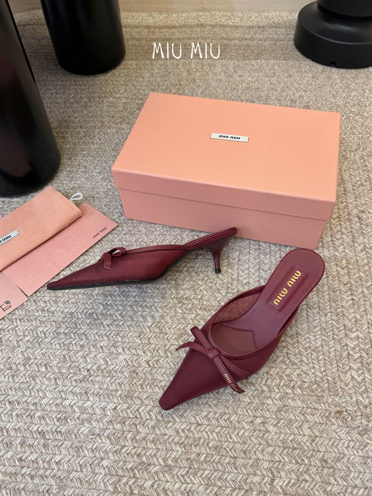 miu mi* 缪缪 春夏新款 尖头高跟鞋走秀网红爆款上脚非常完美 穿搭配 此鞋 优雅大方 时尚 高跟很