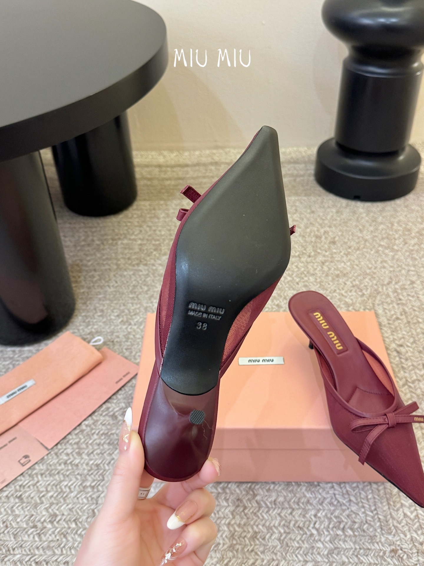 miu mi* 缪缪 春夏新款 尖头高跟鞋走秀网红爆款上脚非常完美 穿搭配 此鞋 优雅大方 时尚 高跟很