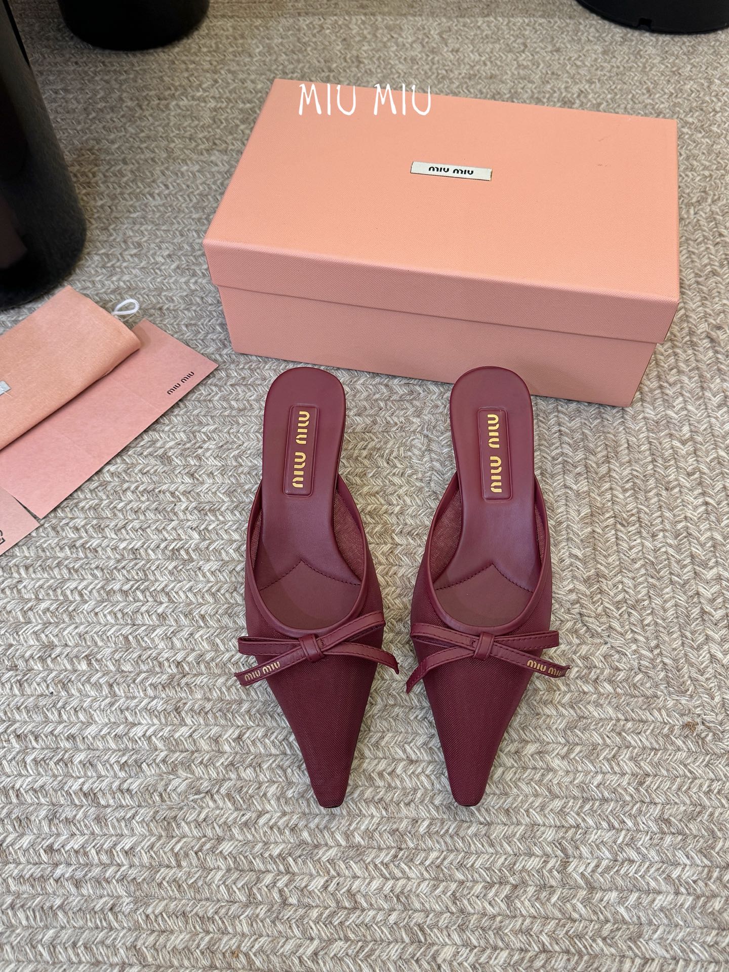 miu mi* 缪缪 春夏新款 尖头高跟鞋走秀网红爆款上脚非常完美 穿搭配 此鞋 优雅大方 时尚 高跟很