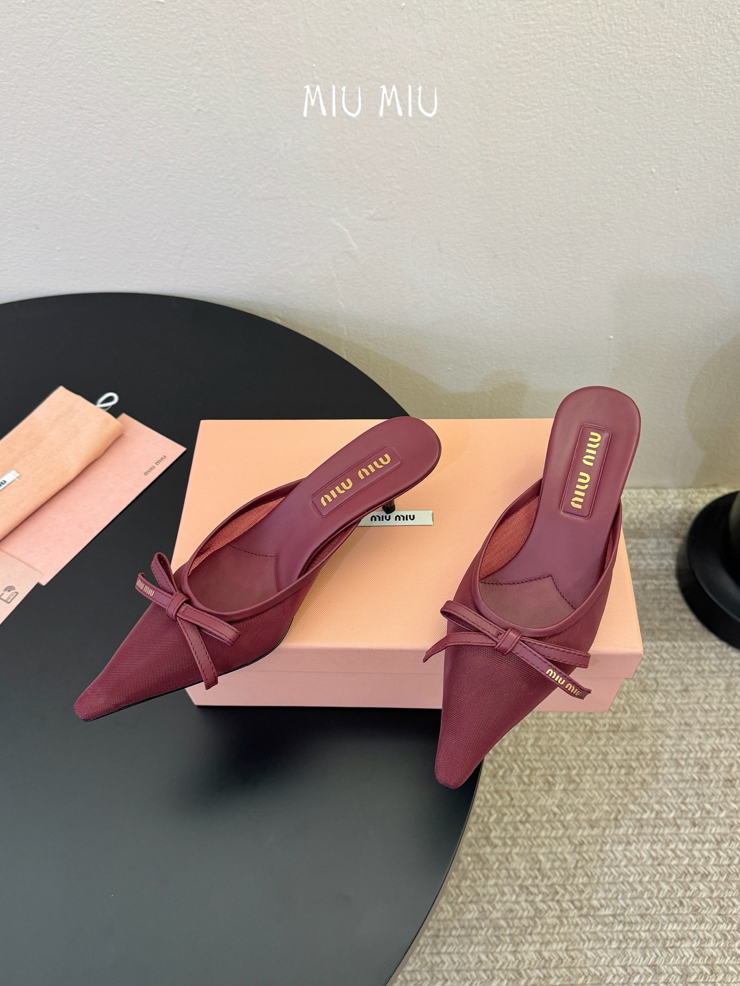 miu mi* 缪缪 春夏新款 尖头高跟鞋走秀网红爆款上脚非常完美 穿搭配 此鞋 优雅大方 时尚 高跟很