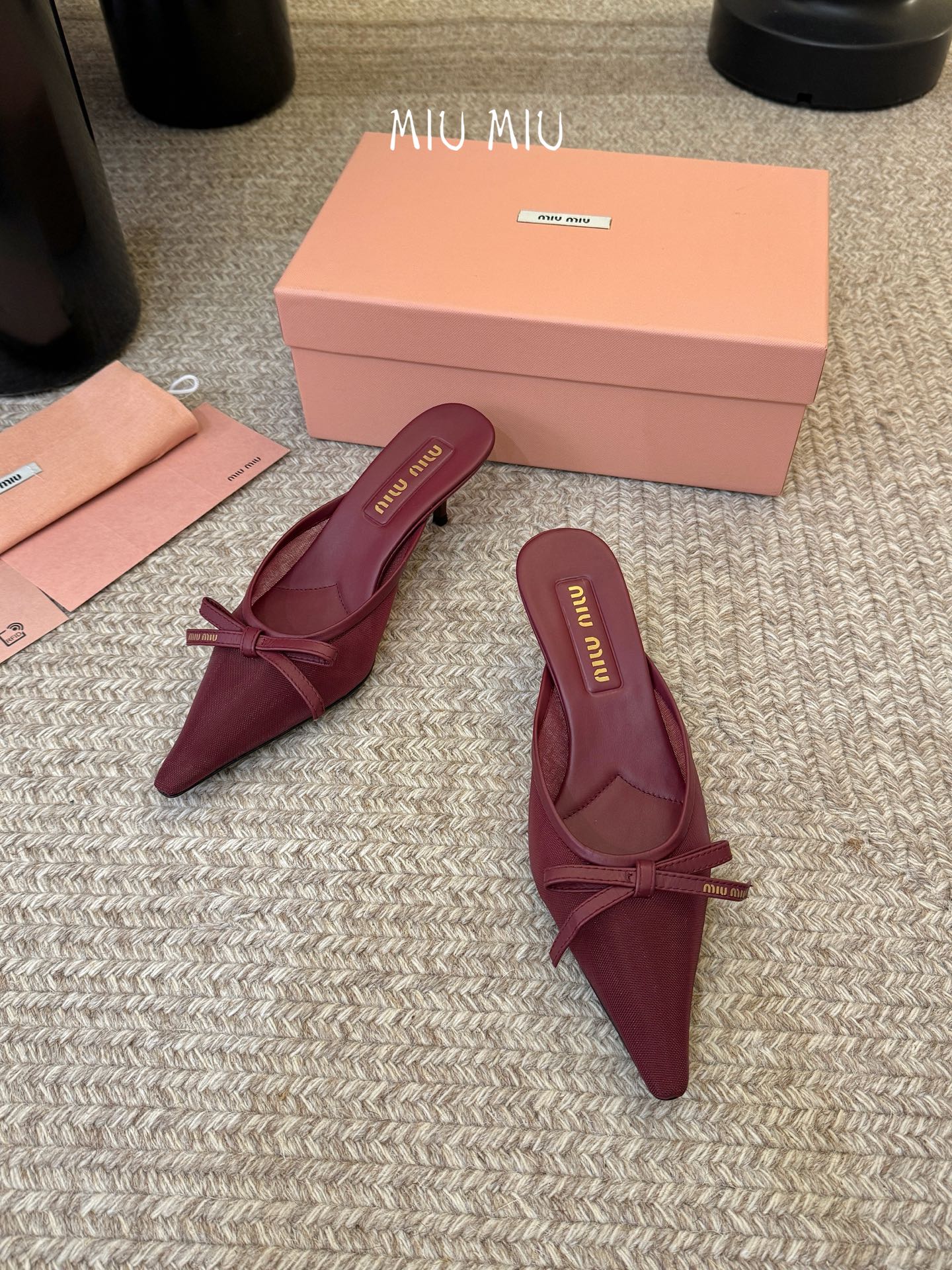 miu mi* 缪缪 春夏新款 尖头高跟鞋走秀网红爆款上脚非常完美 穿搭配 此鞋 优雅大方 时尚 高跟很