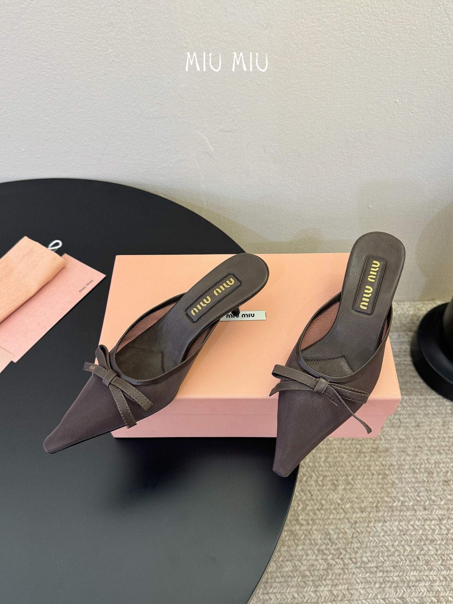 miu mi* 缪缪 春夏新款 尖头高跟鞋走秀网红爆款上脚非常完美 穿搭配 此鞋 优雅大方 时尚 高跟很