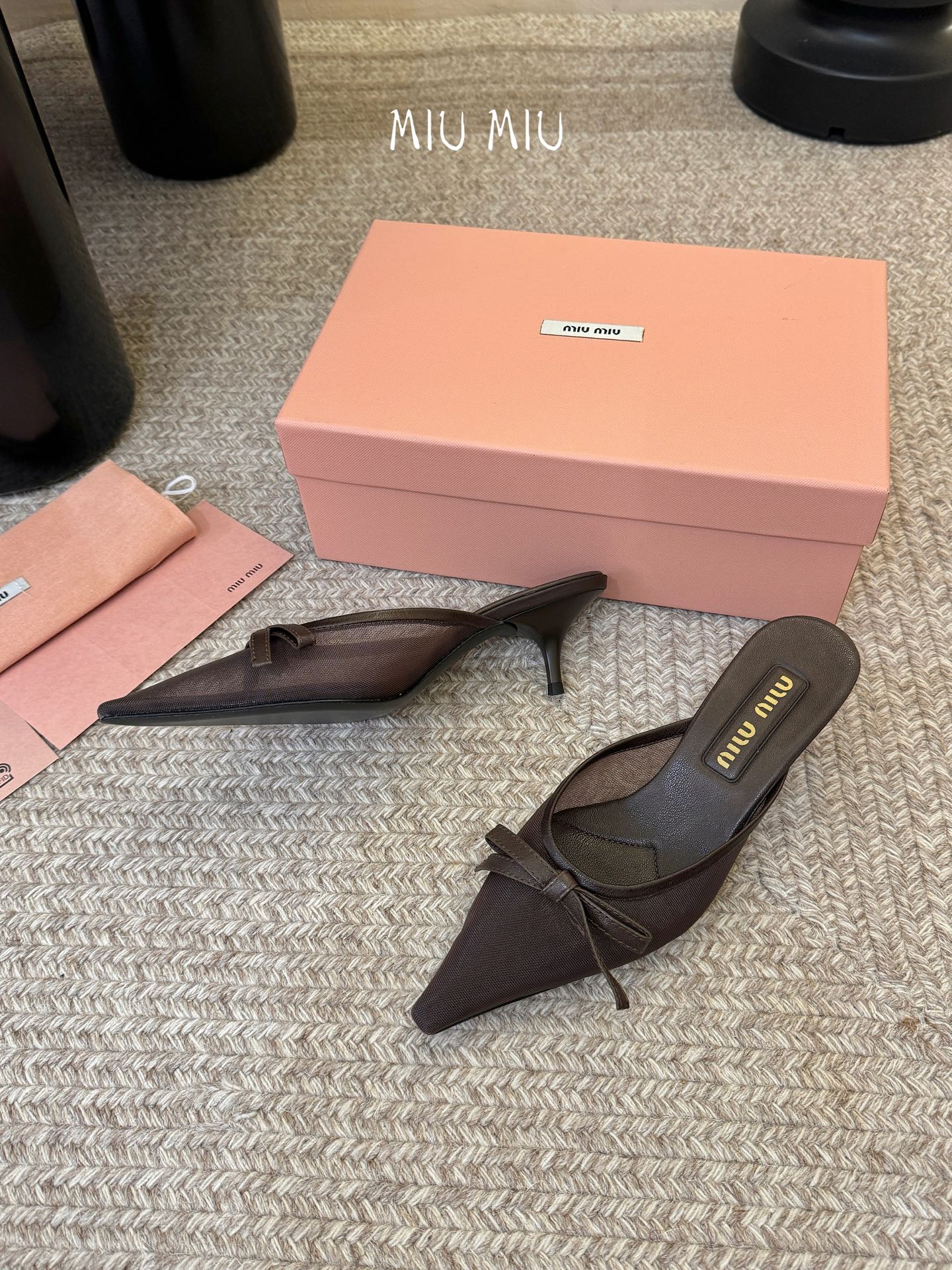 miu mi* 缪缪 春夏新款 尖头高跟鞋走秀网红爆款上脚非常完美 穿搭配 此鞋 优雅大方 时尚 高跟很