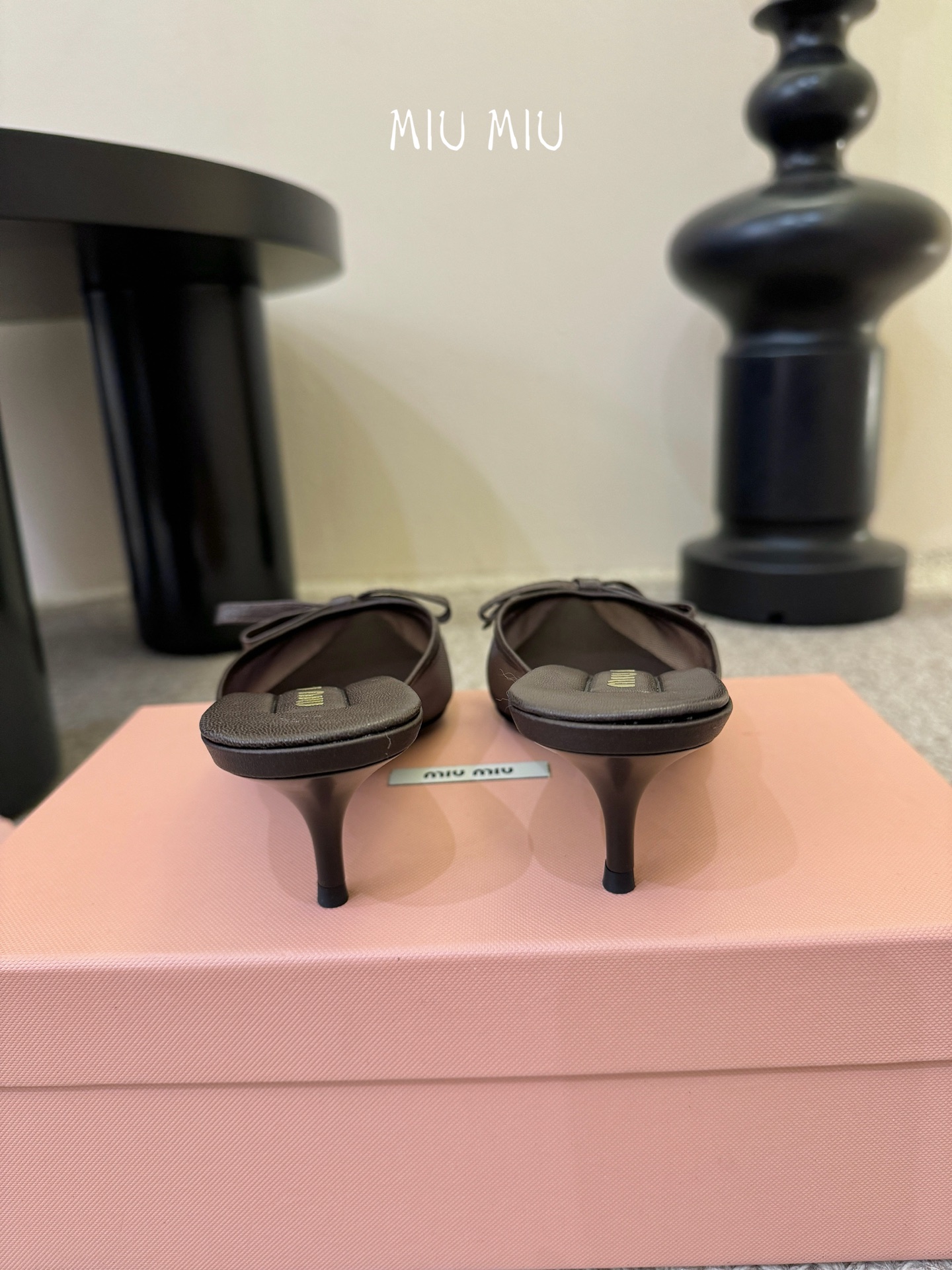 miu mi* 缪缪 春夏新款 尖头高跟鞋走秀网红爆款上脚非常完美 穿搭配 此鞋 优雅大方 时尚 高跟很