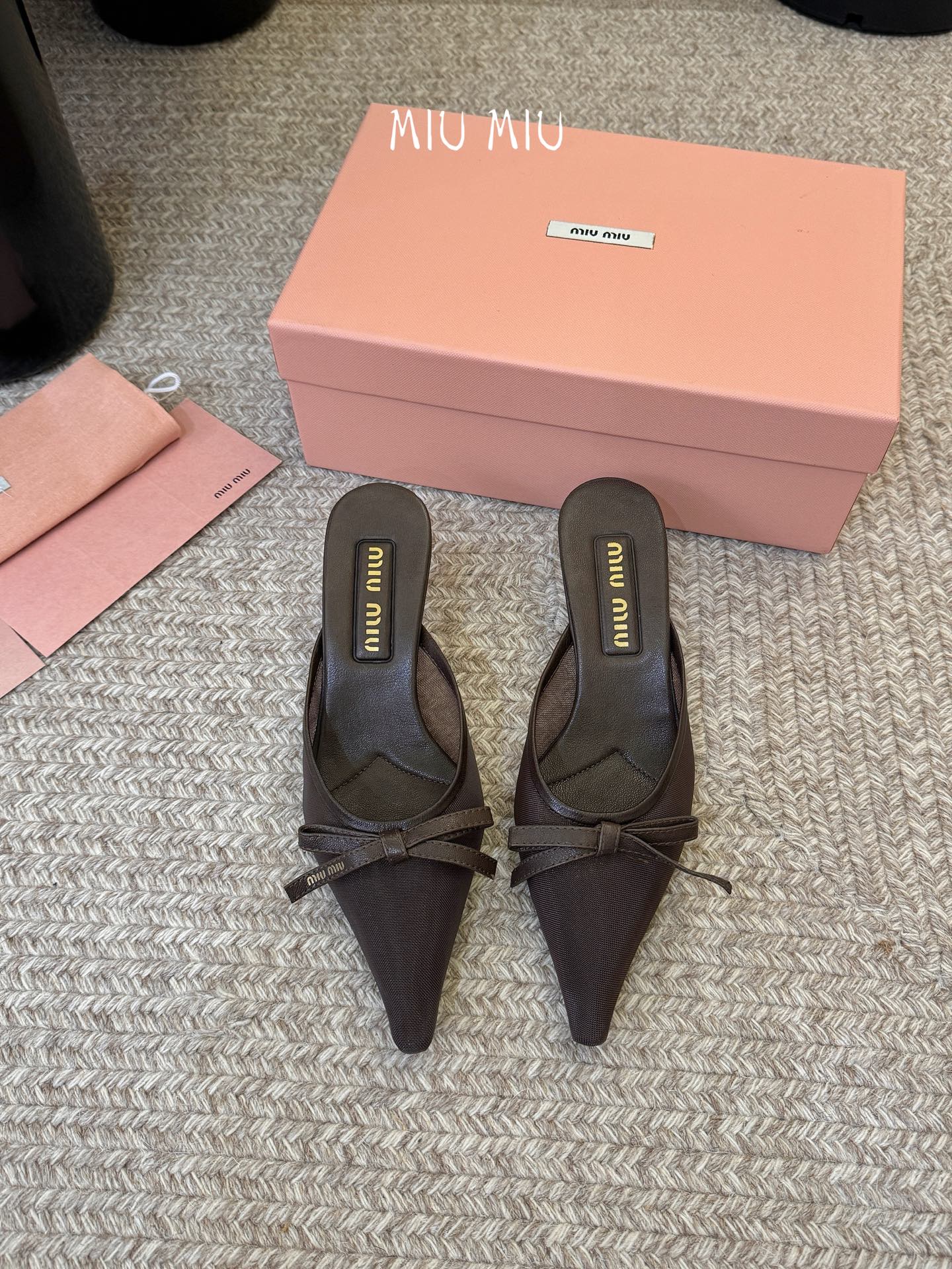 miu mi* 缪缪 春夏新款 尖头高跟鞋走秀网红爆款上脚非常完美 穿搭配 此鞋 优雅大方 时尚 高跟很