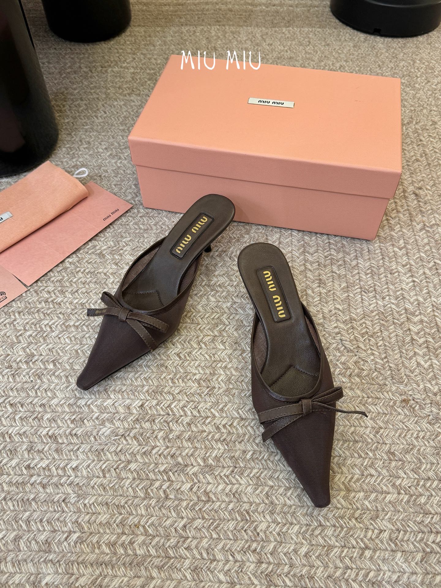 miu mi* 缪缪 春夏新款 尖头高跟鞋走秀网红爆款上脚非常完美 穿搭配 此鞋 优雅大方 时尚 高跟很