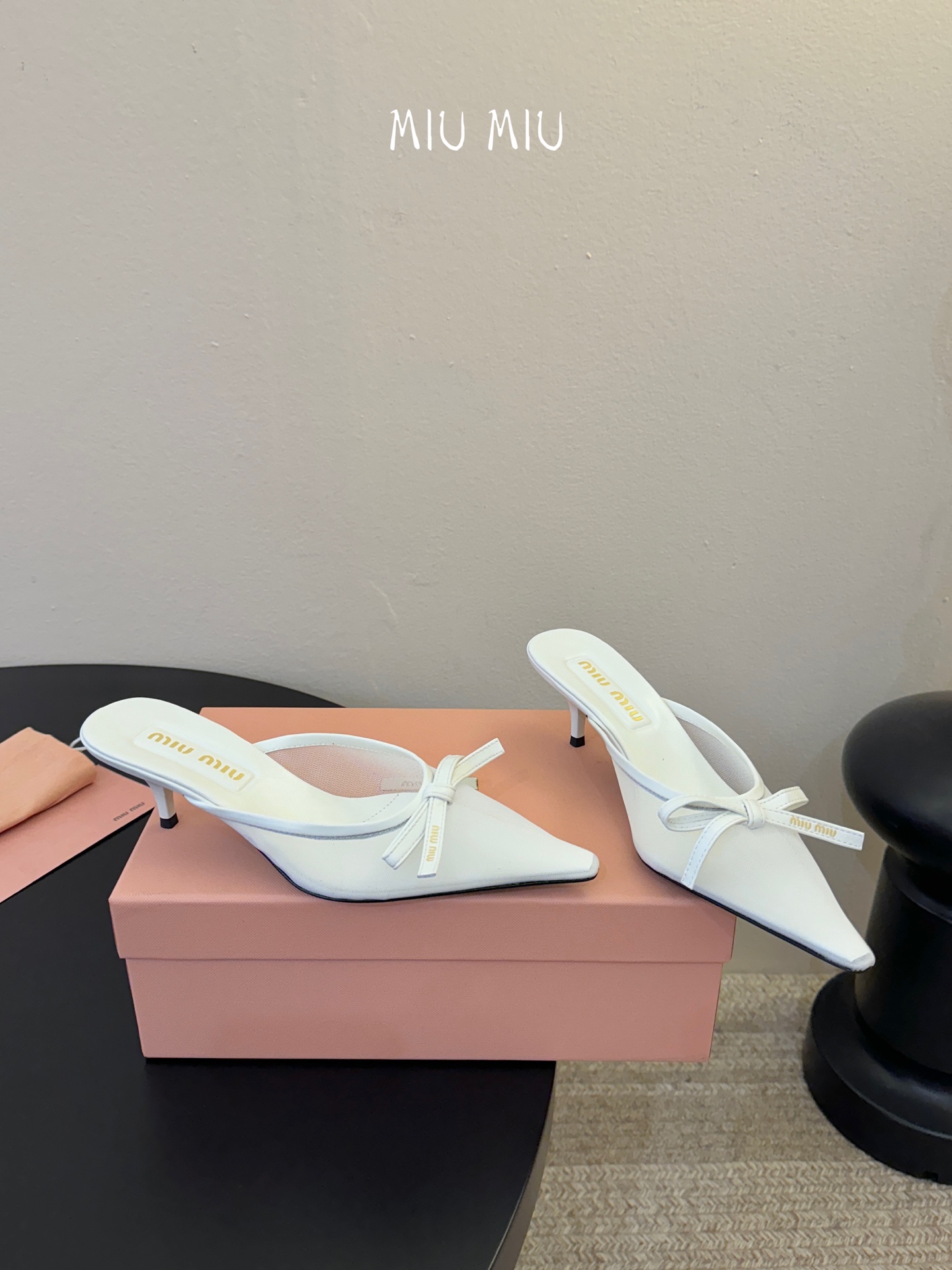 miu mi* 缪缪 春夏新款 尖头高跟鞋走秀网红爆款上脚非常完美 穿搭配 此鞋 优雅大方 时尚 高跟很
