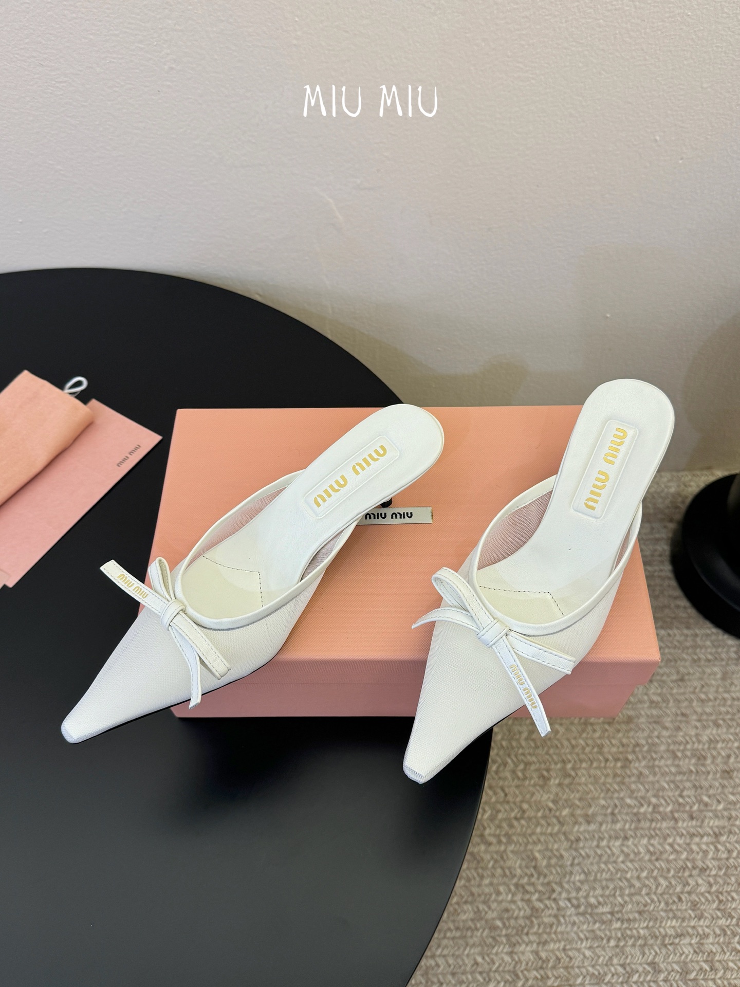 miu mi* 缪缪 春夏新款 尖头高跟鞋走秀网红爆款上脚非常完美 穿搭配 此鞋 优雅大方 时尚 高跟很
