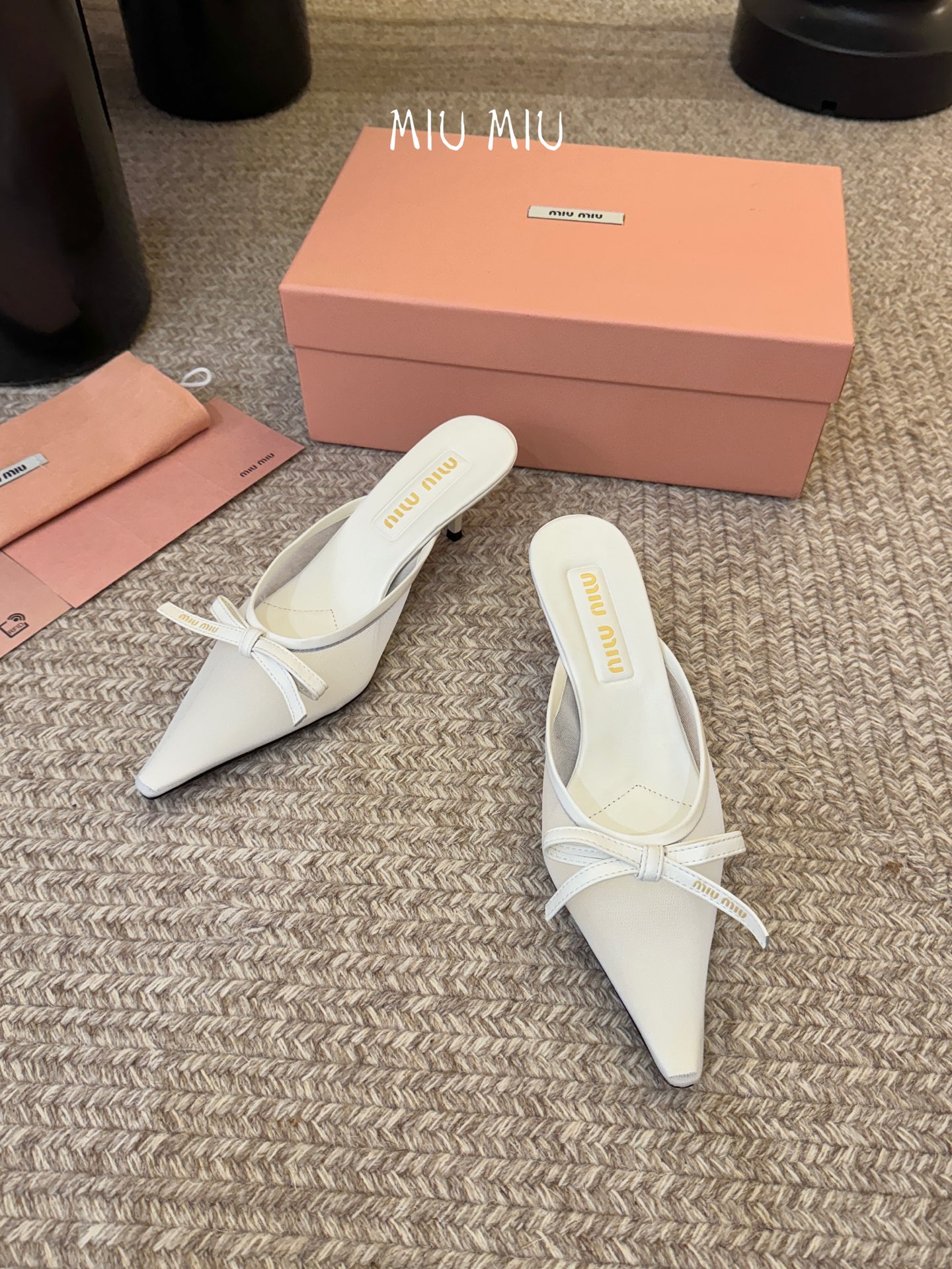 miu mi* 缪缪 春夏新款 尖头高跟鞋走秀网红爆款上脚非常完美 穿搭配 此鞋 优雅大方 时尚 高跟很