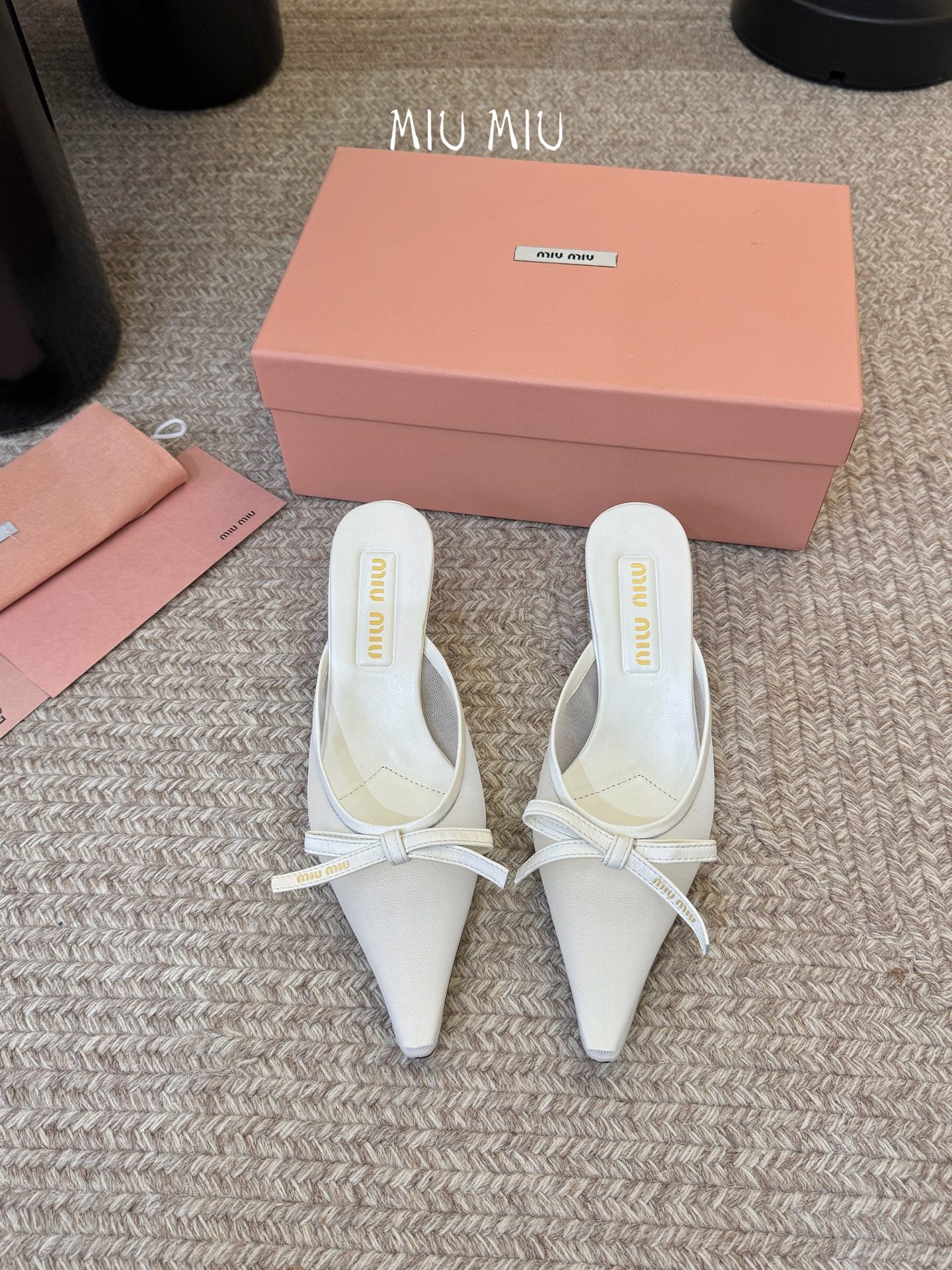 miu mi* 缪缪 春夏新款 尖头高跟鞋走秀网红爆款上脚非常完美 穿搭配 此鞋 优雅大方 时尚 高跟很