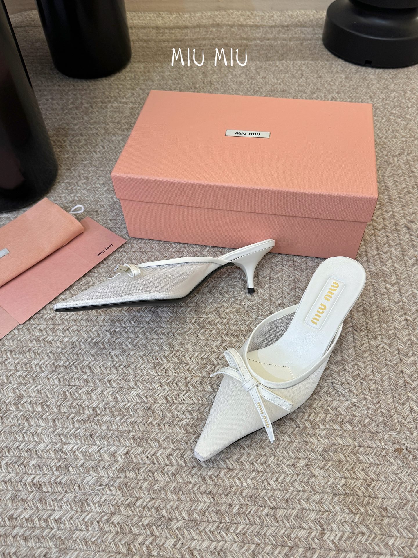 miu mi* 缪缪 春夏新款 尖头高跟鞋走秀网红爆款上脚非常完美 穿搭配 此鞋 优雅大方 时尚 高跟很