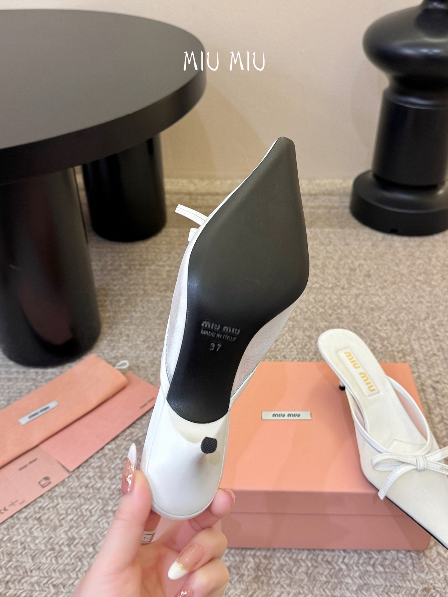 miu mi* 缪缪 春夏新款 尖头高跟鞋走秀网红爆款上脚非常完美 穿搭配 此鞋 优雅大方 时尚 高跟很