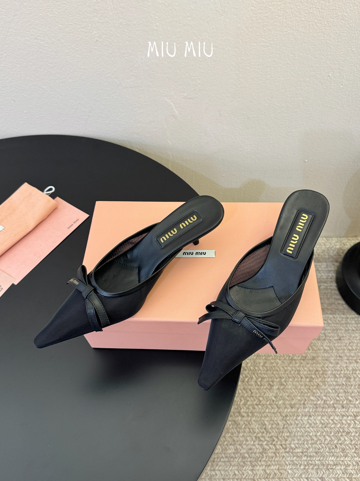 miu mi* 缪缪 春夏新款 尖头高跟鞋走秀网红爆款上脚非常完美 穿搭配 此鞋 优雅大方 时尚 高跟很