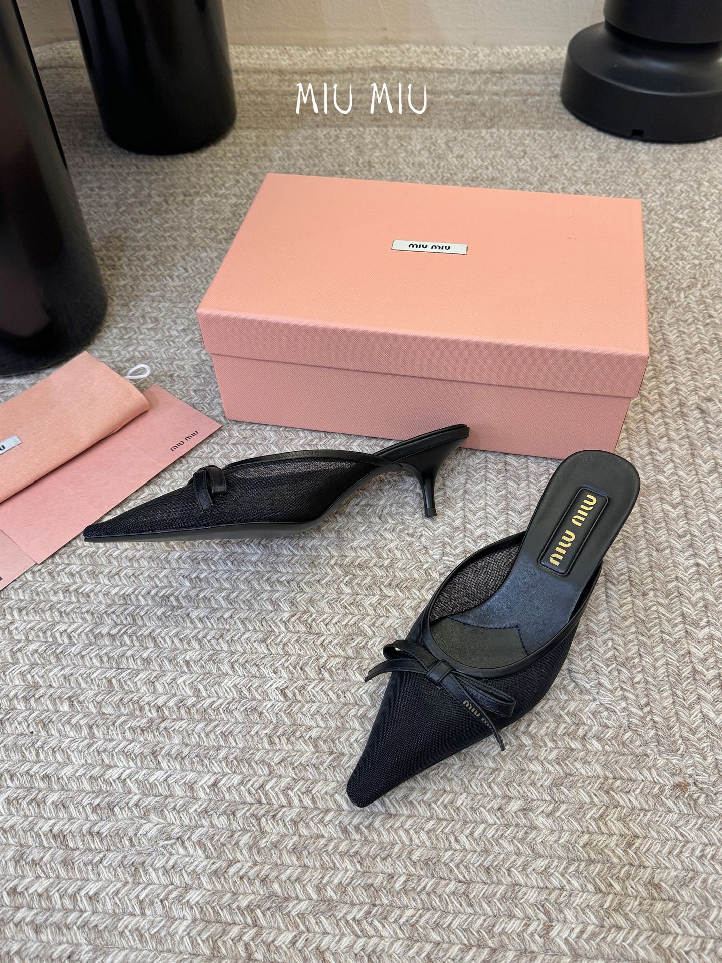 miu mi* 缪缪 春夏新款 尖头高跟鞋走秀网红爆款上脚非常完美 穿搭配 此鞋 优雅大方 时尚 高跟很