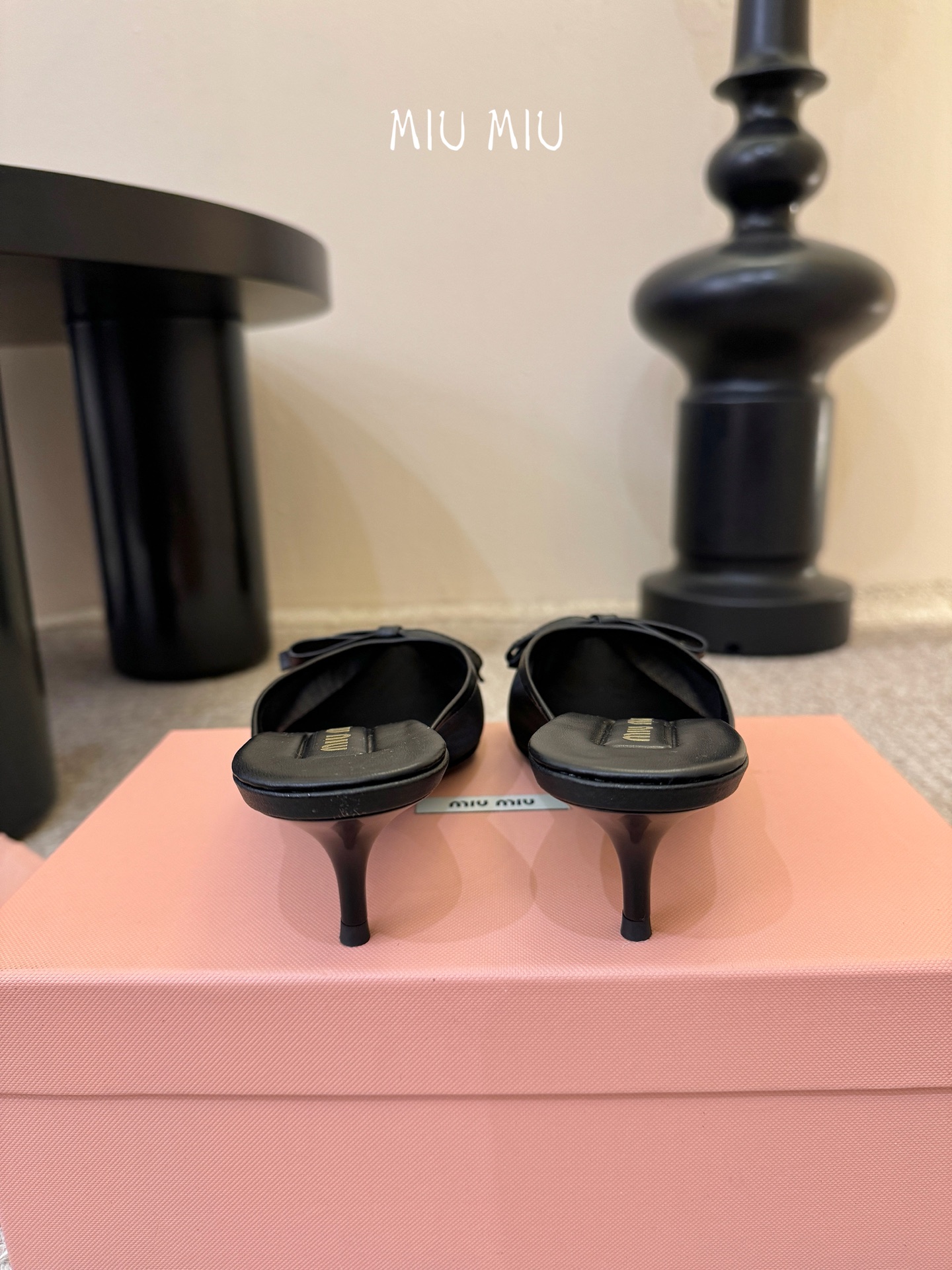 miu mi* 缪缪 春夏新款 尖头高跟鞋走秀网红爆款上脚非常完美 穿搭配 此鞋 优雅大方 时尚 高跟很